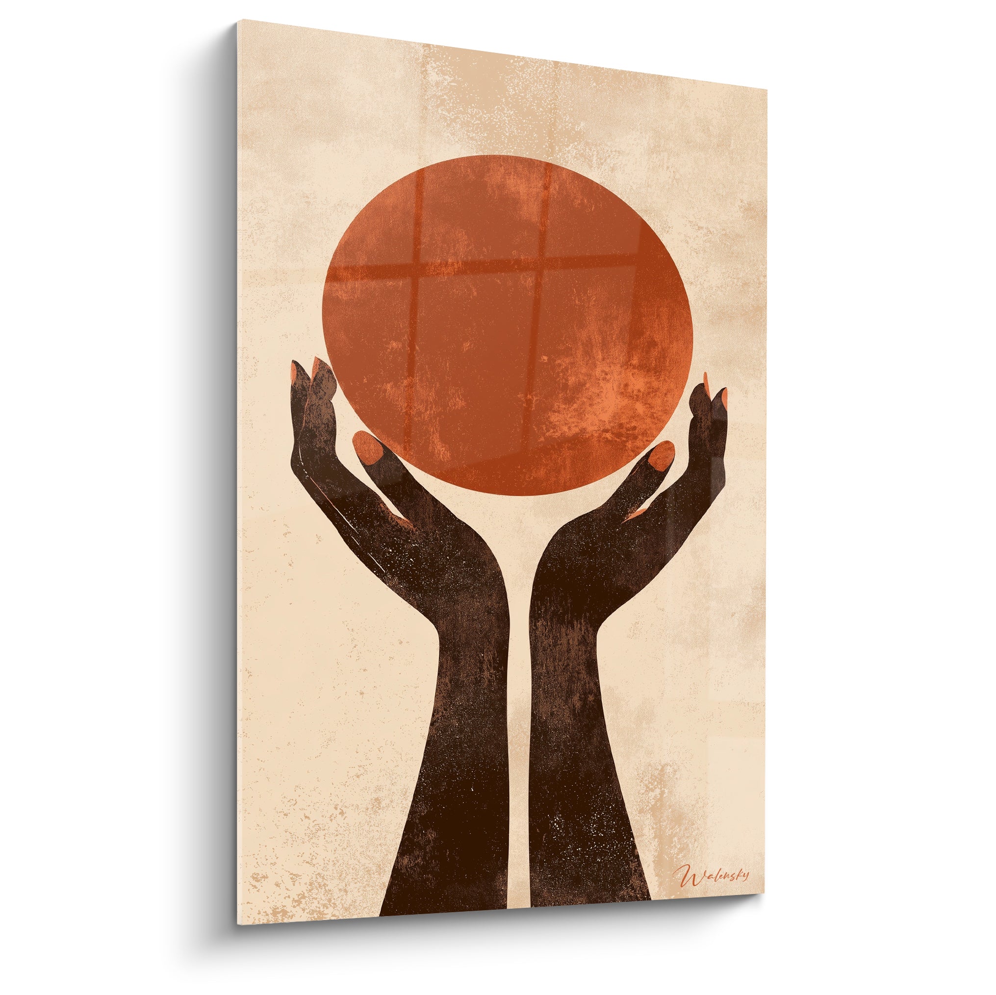 Deux mains brunes soutiennent un disque terracotta et orangé sur un fond beige texturé