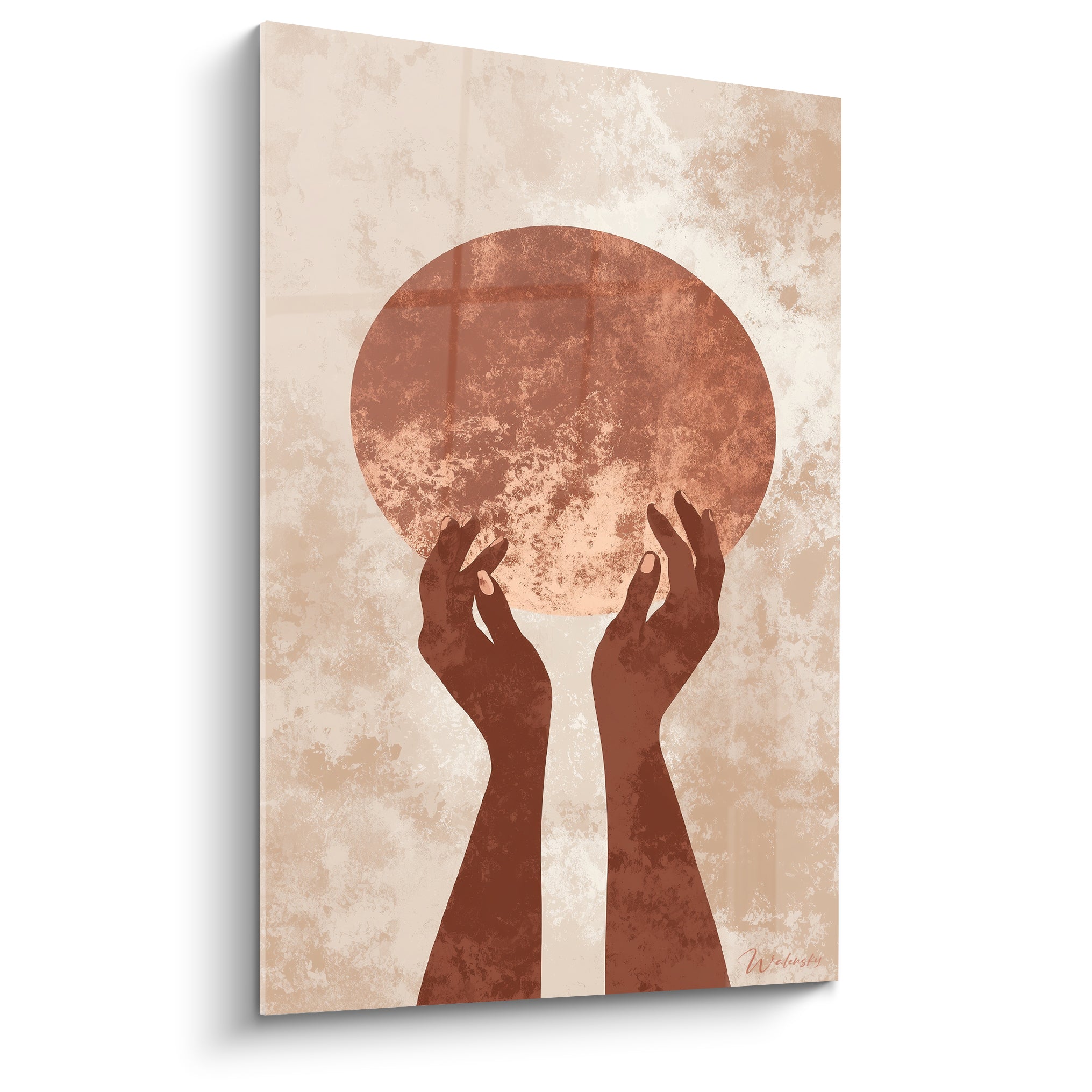 Mains brunes tenant un disque solaire terracotta et ocre sur fond beige texturé