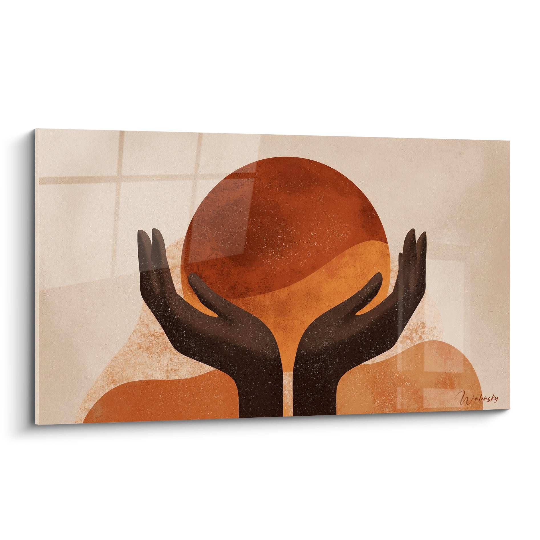 Mains brun anthracite soulevant un disque terracotta et orangé sur fond beige sablé