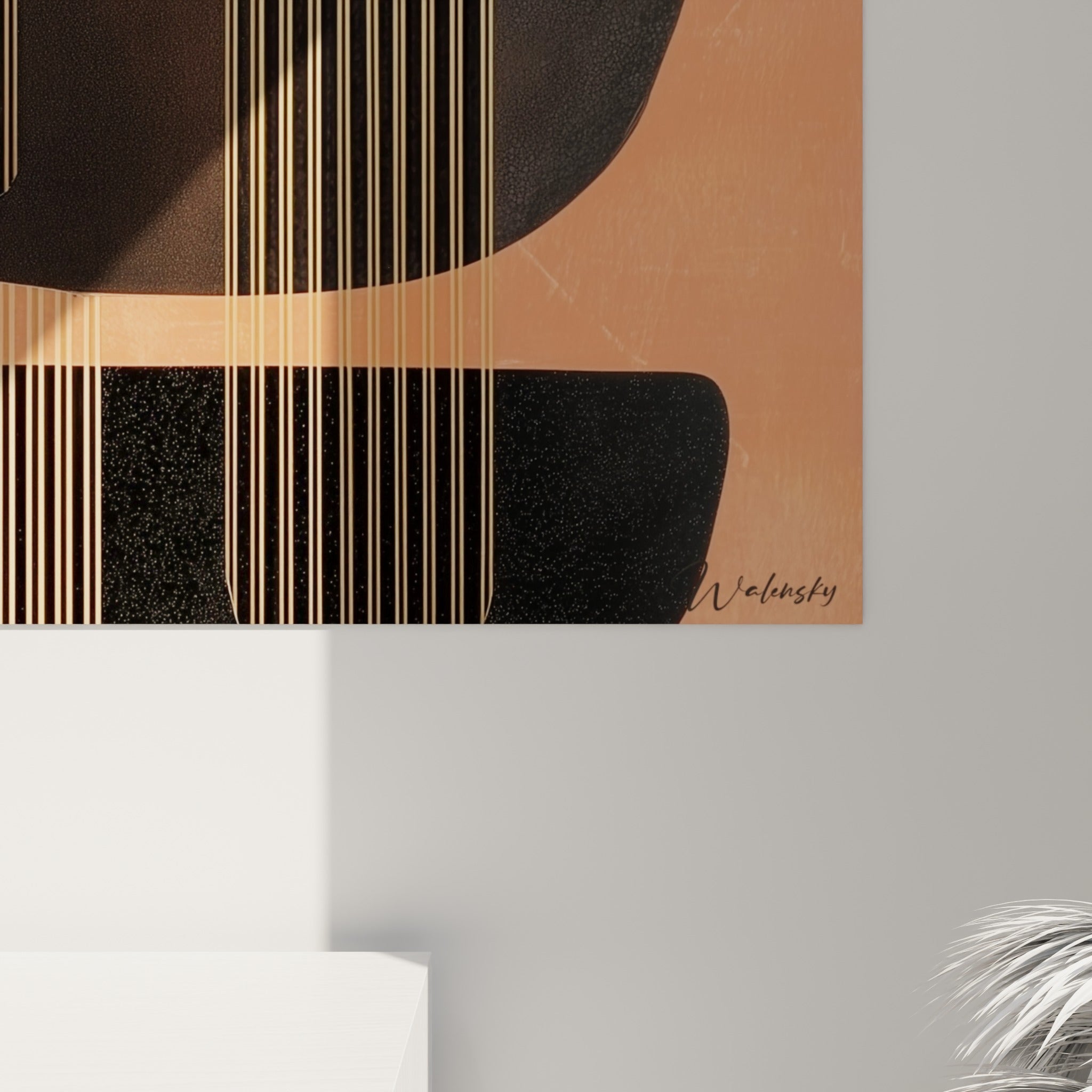 Fils dorés fins et matière laquée noire se détachent du fond terracotta grainé sur ce tableau accroché