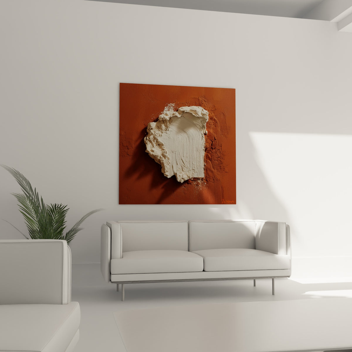 Masse crayeuse blanche et ocre profond installée au-dessus d'un canapé dans un salon lumineux
