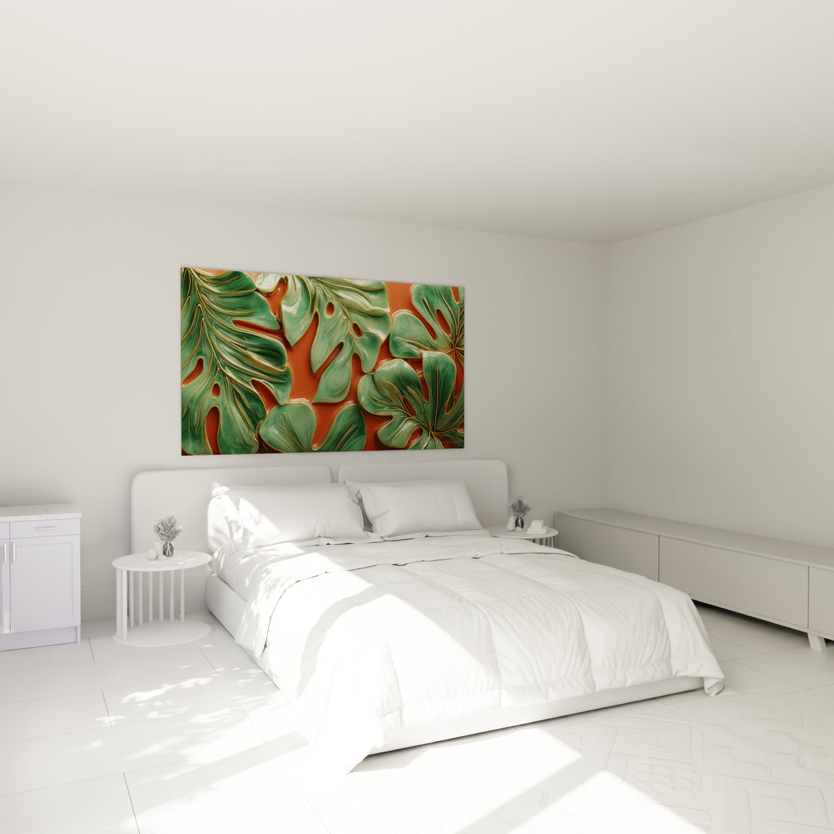 Monstera vert sauge et terracotta doré accroché au-dessus d'un lit dans une chambre claire