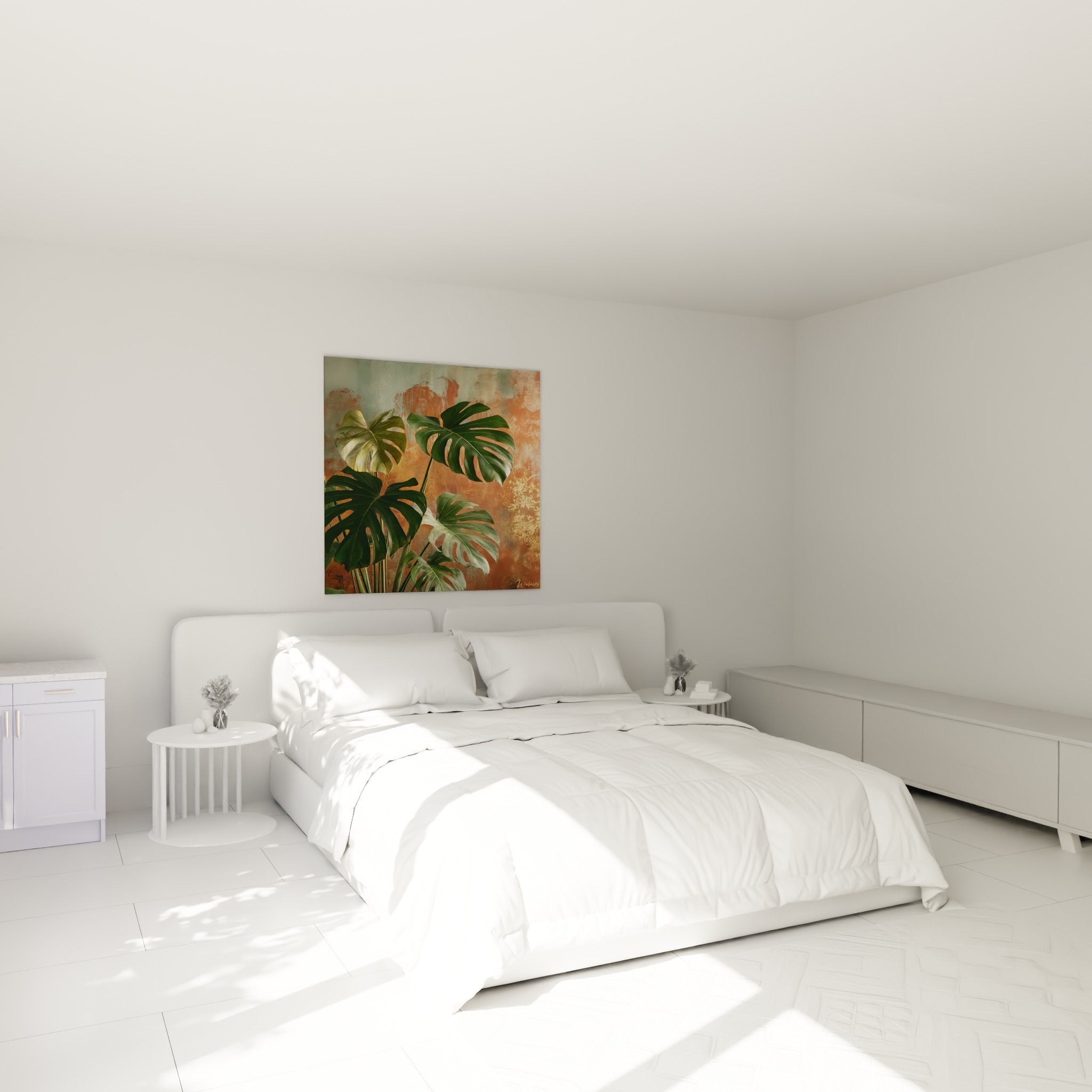 Larges feuilles de monstera vert et jaune tendre sur fond ocre, accrochées au-dessus d'un lit dans une chambre claire