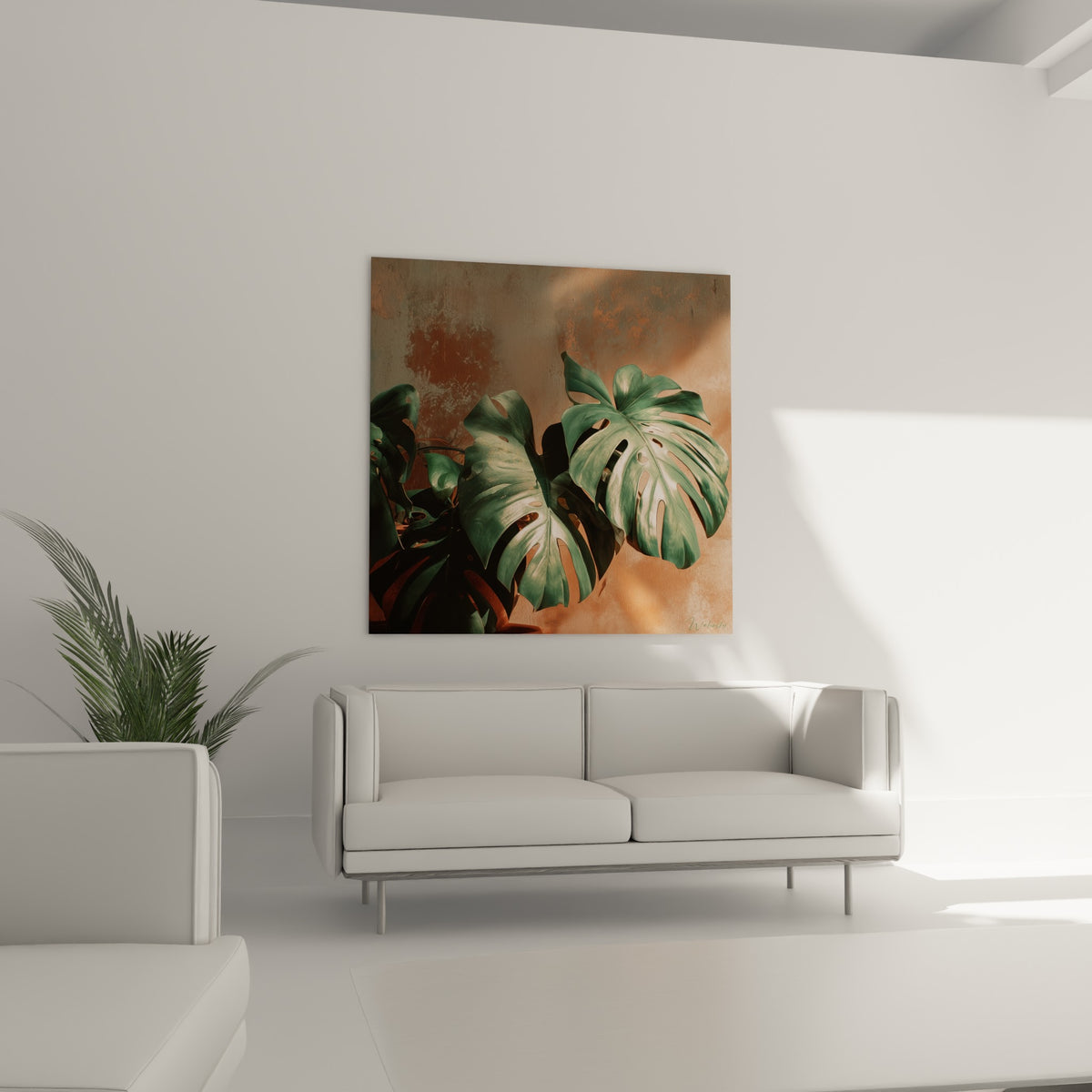 Grandes feuilles tropicales vertes et fond terracotta suspendues au-dessus d'un canapé dans un salon lumineux