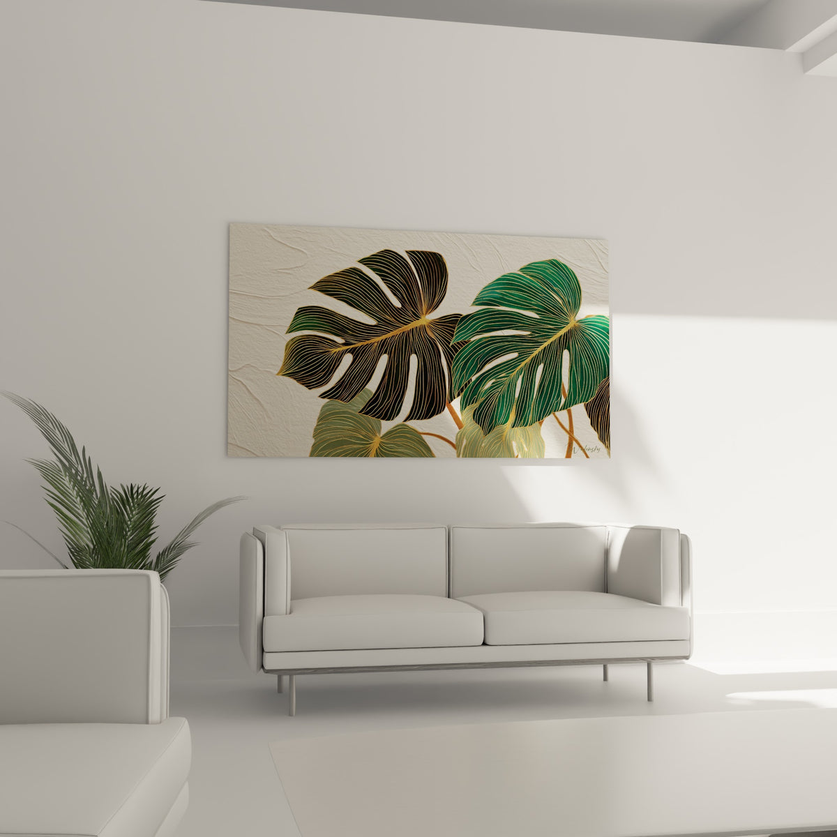 Feuilles tropicales vert émeraude et bronze aux lignes fines au-dessus d'un canapé dans un salon lumineux