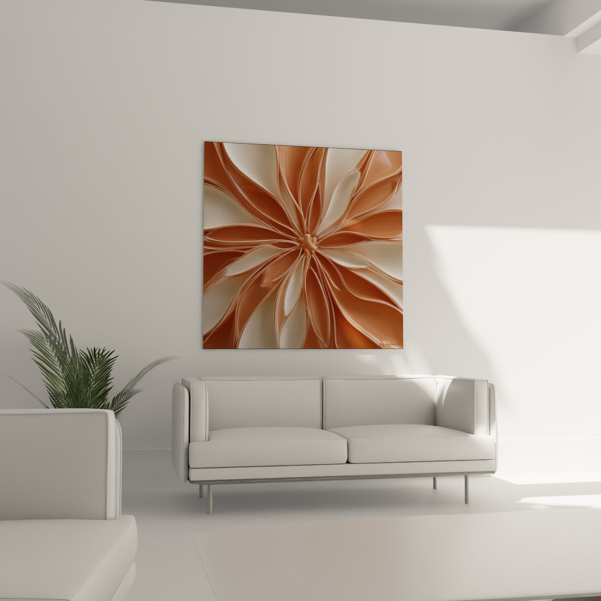 Motif floral cuivré et ivoire aux nervures fines, suspendu au-dessus d'un canapé dans un salon lumineux