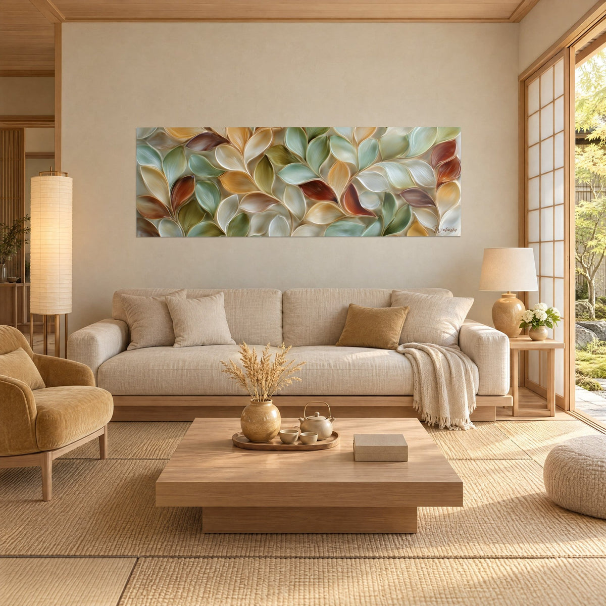 Schilderij met gebeeldhouwd reliëf van gebladerte in saliegroen en terracotta, boven een bank in een lichte woonkamer