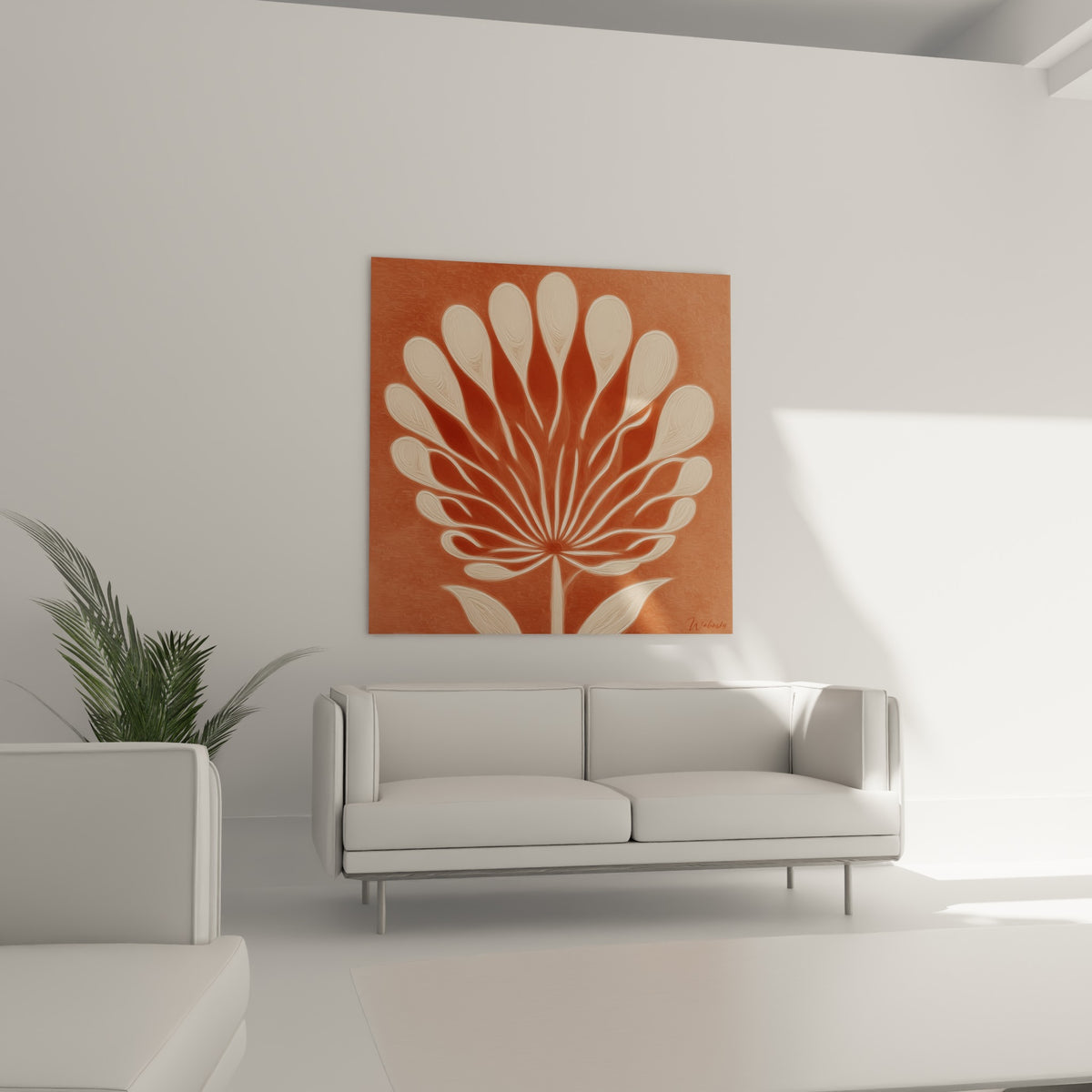 Motif floral ocre et crème aux formes symétriques, disposé au-dessus d'un canapé dans un salon lumineux
