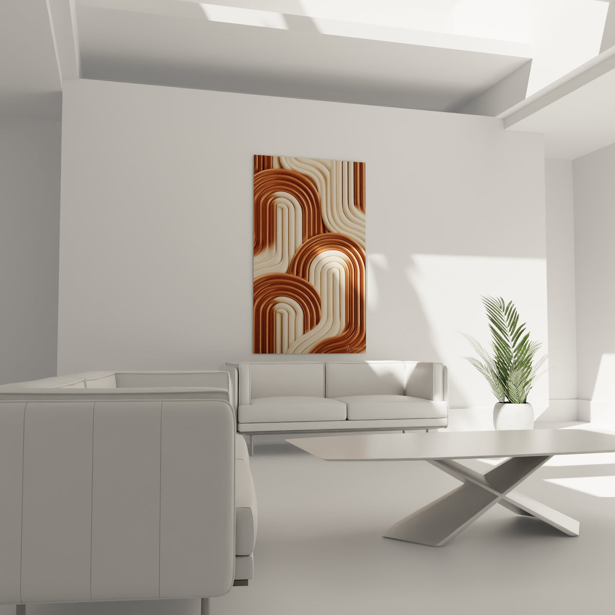 Motif ondulant ocre et crème aux formes arrondies, suspendu au-dessus d'un canapé dans un salon lumineux