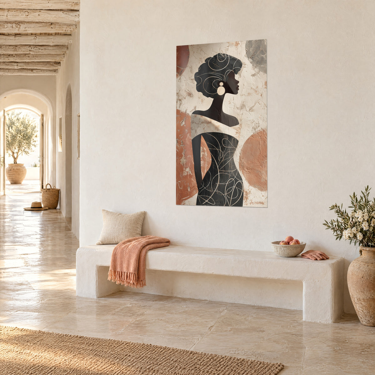 Tableau portrait de profil en ombre d'ébène, boucle d'oreille crème et fond crépi beige, sur un mur de couloir voûté