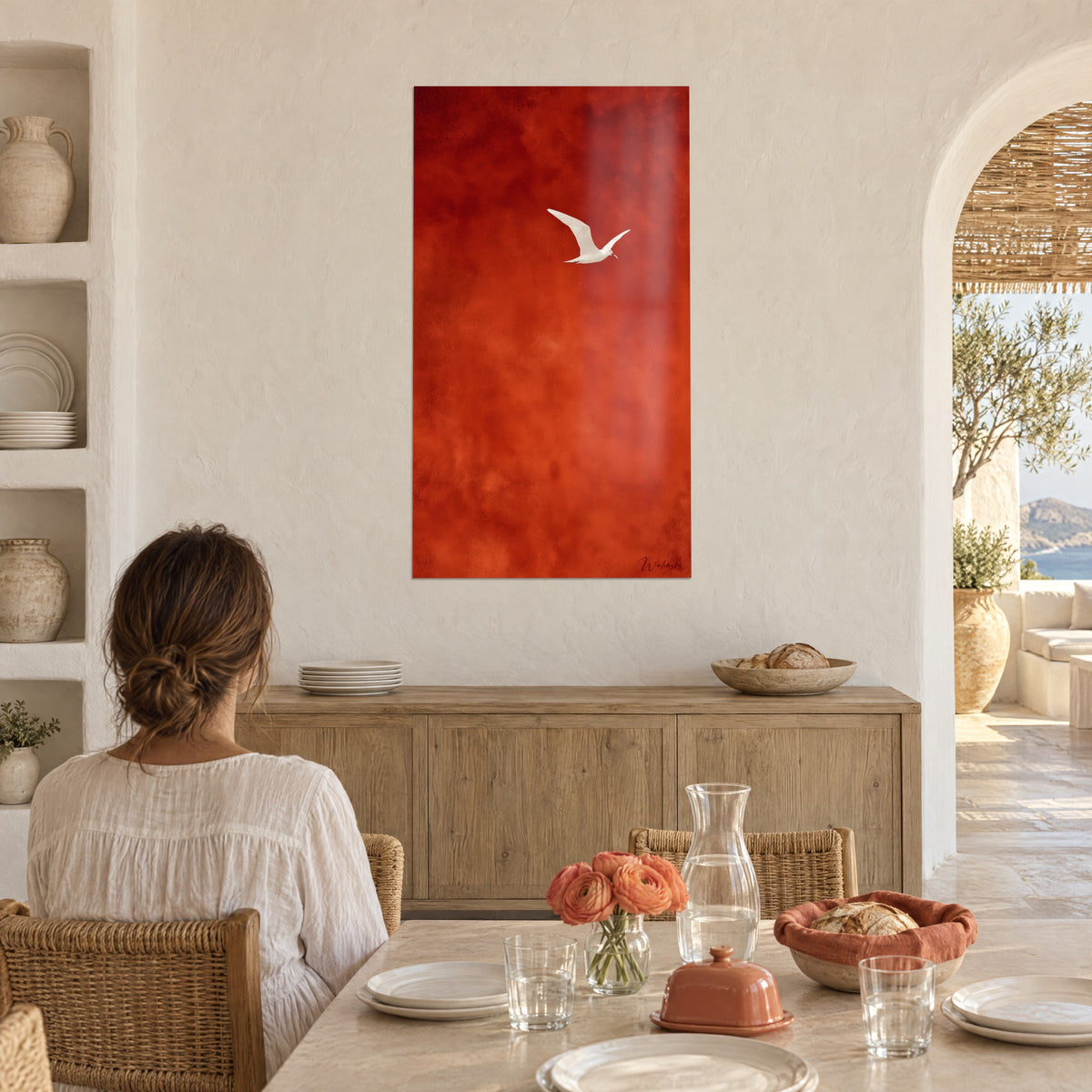 Πίνακας με σιλουέτα κρεμ albatros που αιωρείται πάνω σε νεφελώδες αιματοκόκκινο, γυναίκα από πίσω σε τραπέζι με λουλούδια, λευκή θολωτή κόγχη