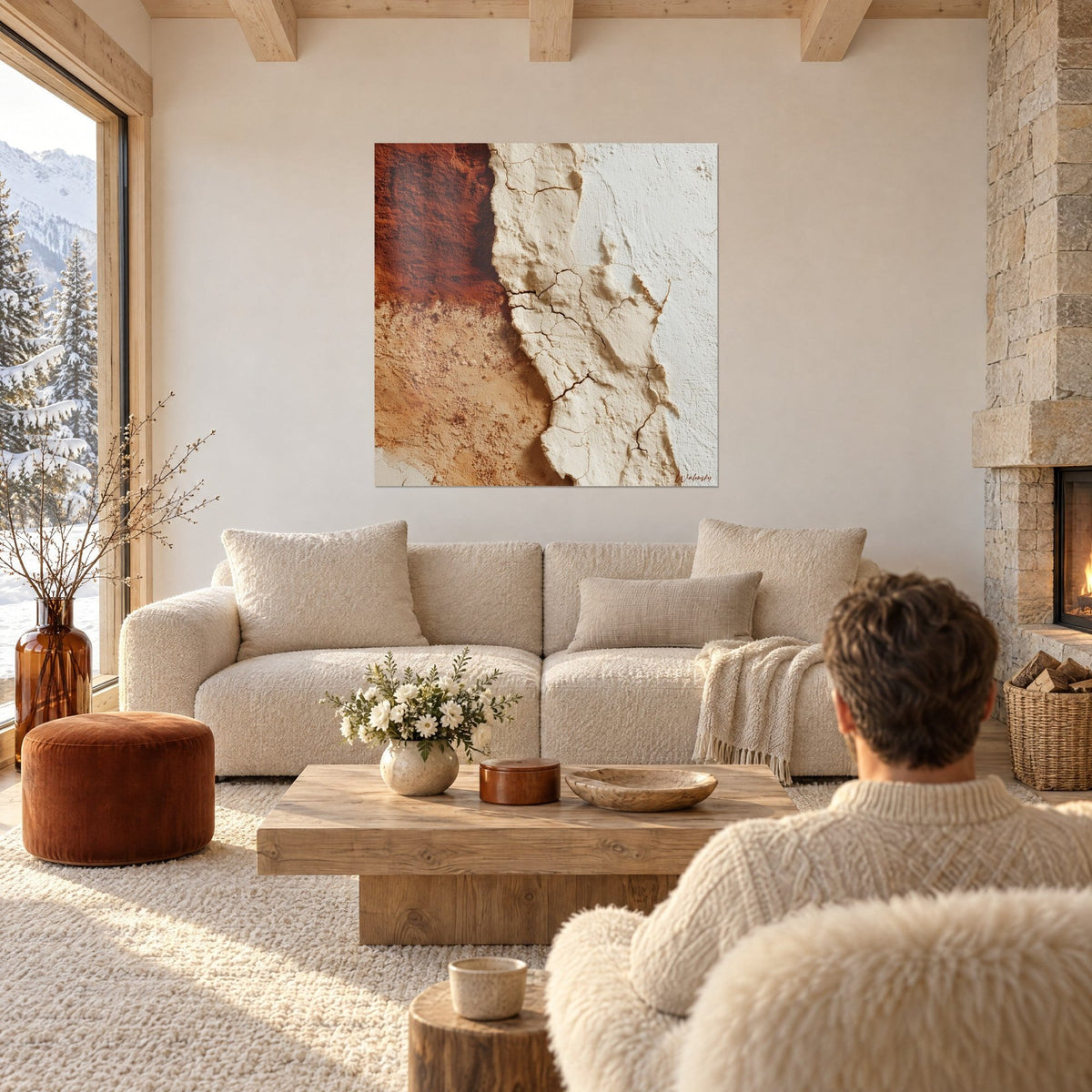 Gemälde mit rissiger Putzoberfläche und dunklen Craquelé-Linien, rostbraune und cremefarbene Streifen, über einem Sofa in einem hellen Wohnzimmer