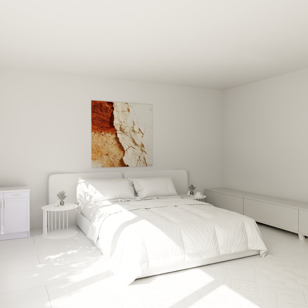 Mur fissuré blanc et rouille, texture minérale accrochée au-dessus d'un lit dans une chambre claire