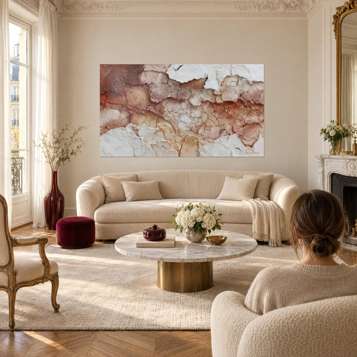 Tableau enduit craquelé aux plaques blanches soulevées sur fond brique et ocre, deux personnes de dos au-dessus d'un canapé dans un salon lumineux