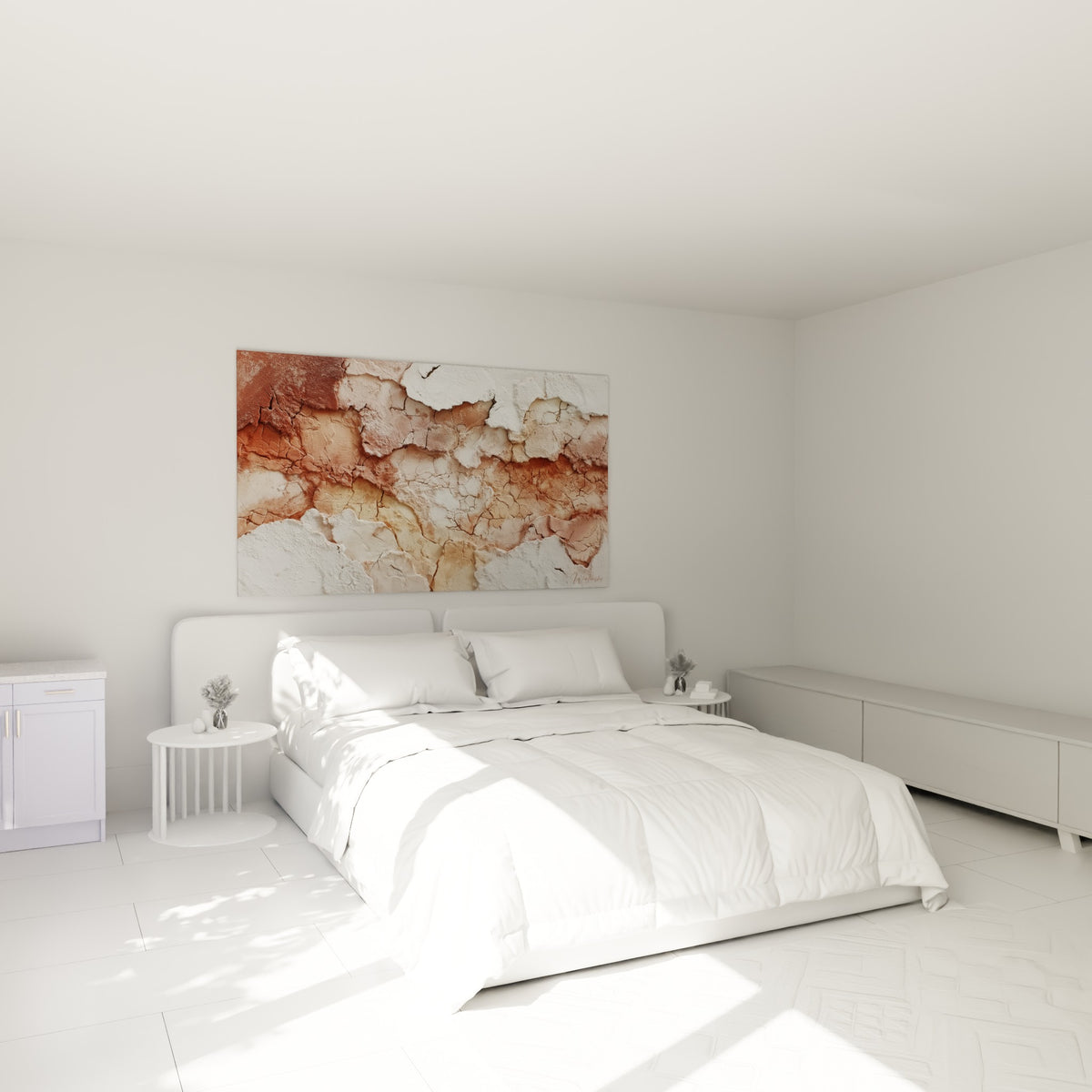 Surface fissurée blanche et ocre au style minéral, accrochée au-dessus d'un lit dans une chambre claire.