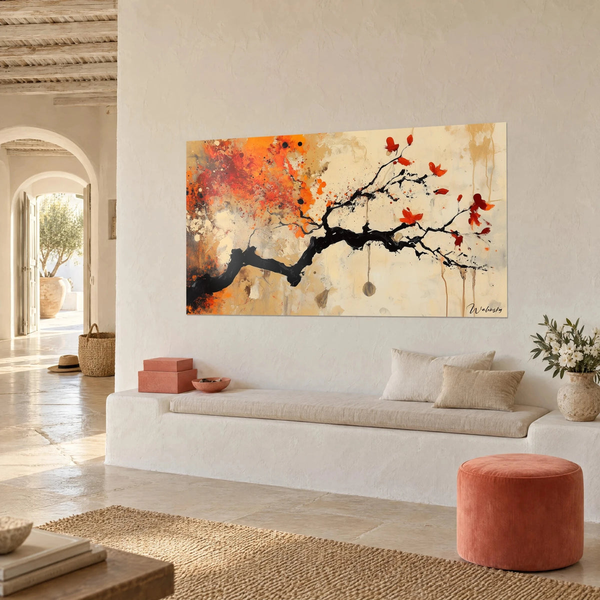 Gemälde mit japanisch anmutendem Kirschbaum, leuchtend orangefarbene Spritzer und sandfarbene Laufspuren, in einer Ecke eines mediterranen Wohnzimmers