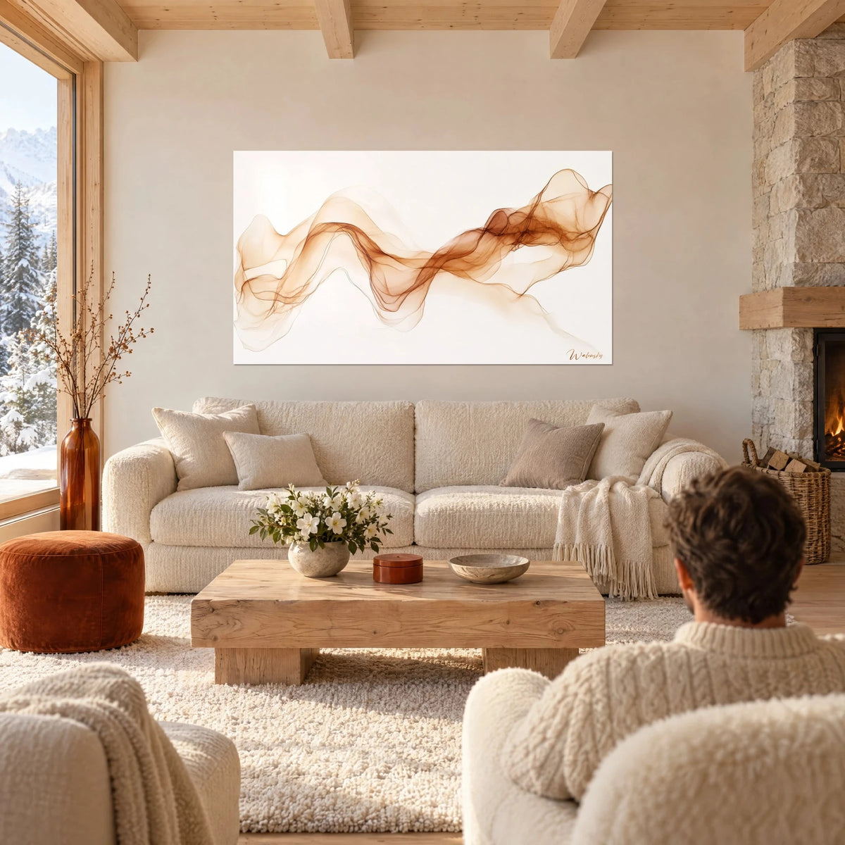 Gemälde mit wallenden Seidenschleiern in Goldocker und kupferbraun auf elfenbeinfarbenem Grund, über einem Sofa in einem hellen Wohnzimmer