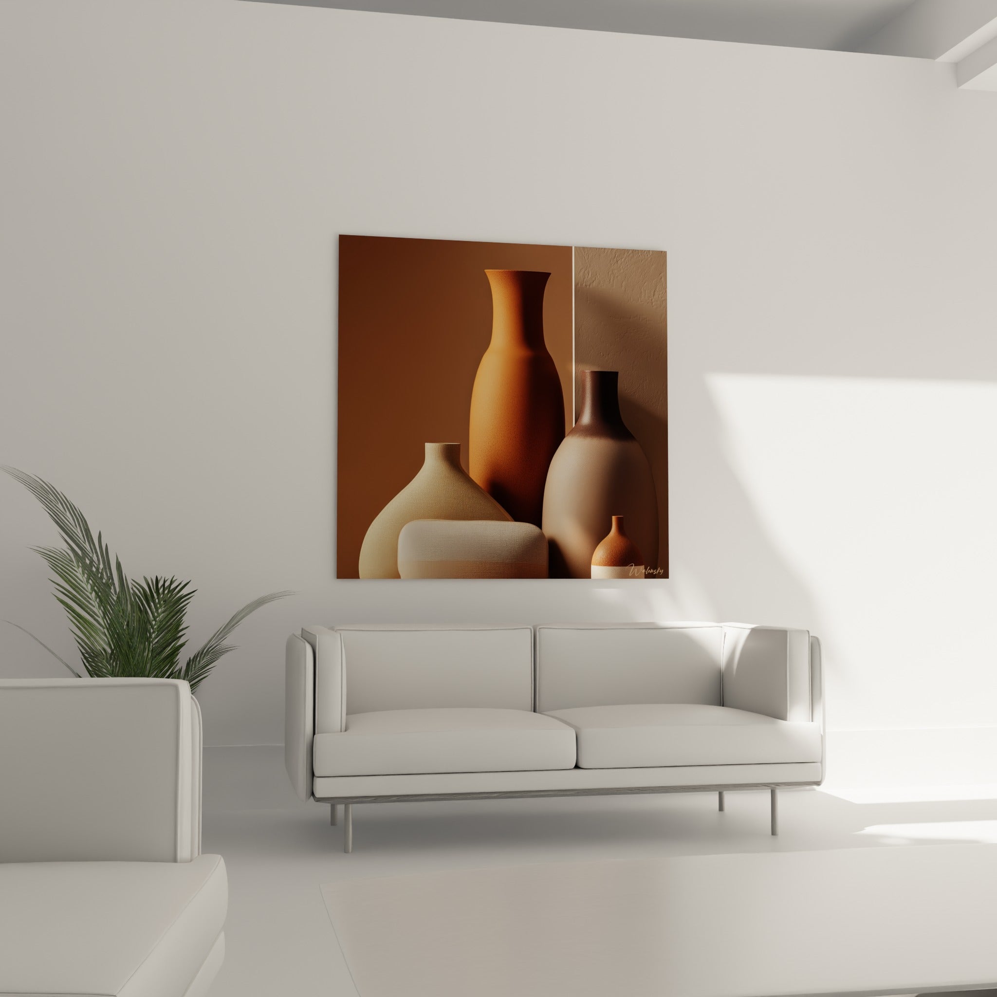 Céramiques ocre et anthracite disposées en nature morte, accrochées au-dessus d'un canapé dans un salon lumineux