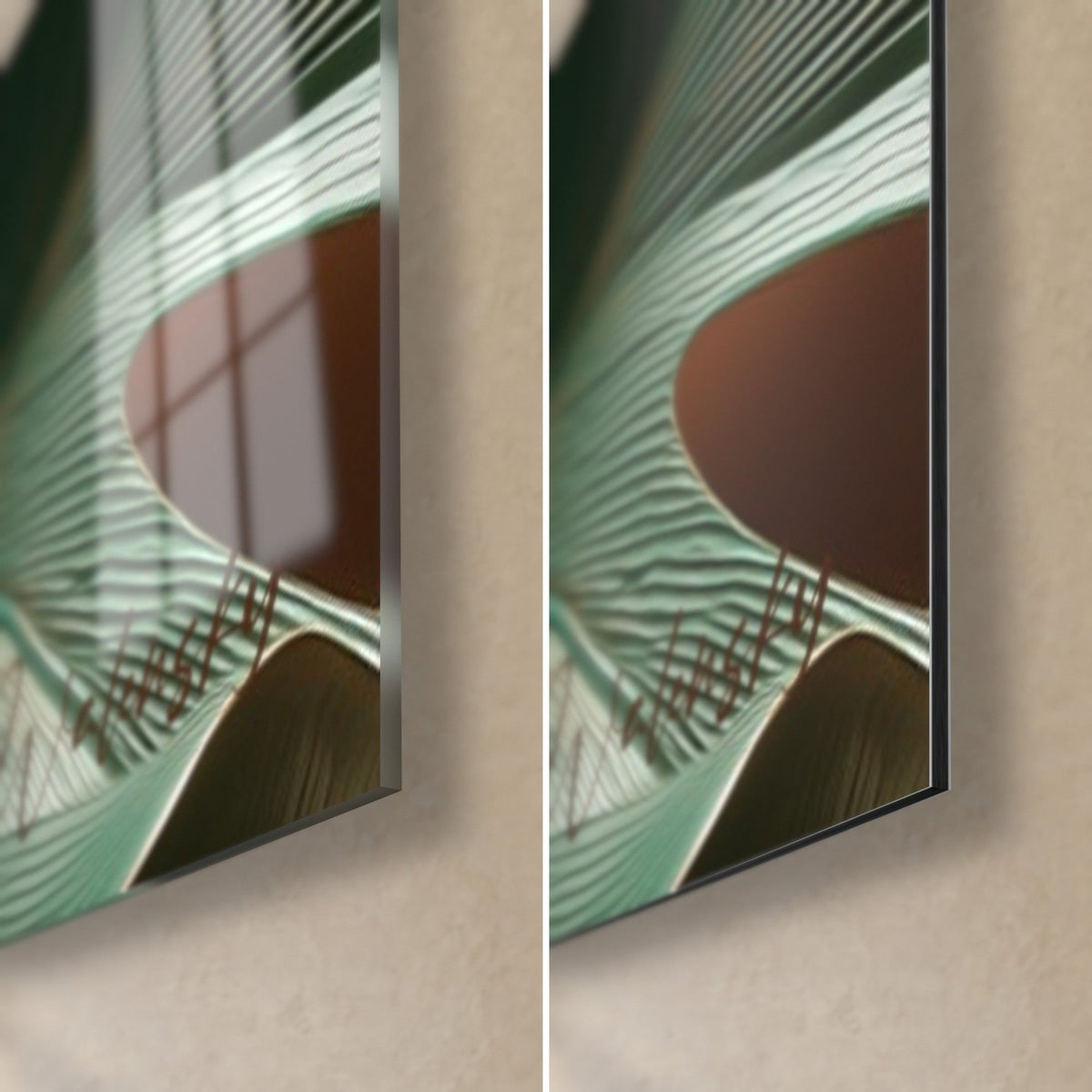 Cuadro con hoja de monstera verde menta sobre fondo marrón óxido, esquina inferior derecha de cristal brillante y Dibond mate, canto de 3 mm
