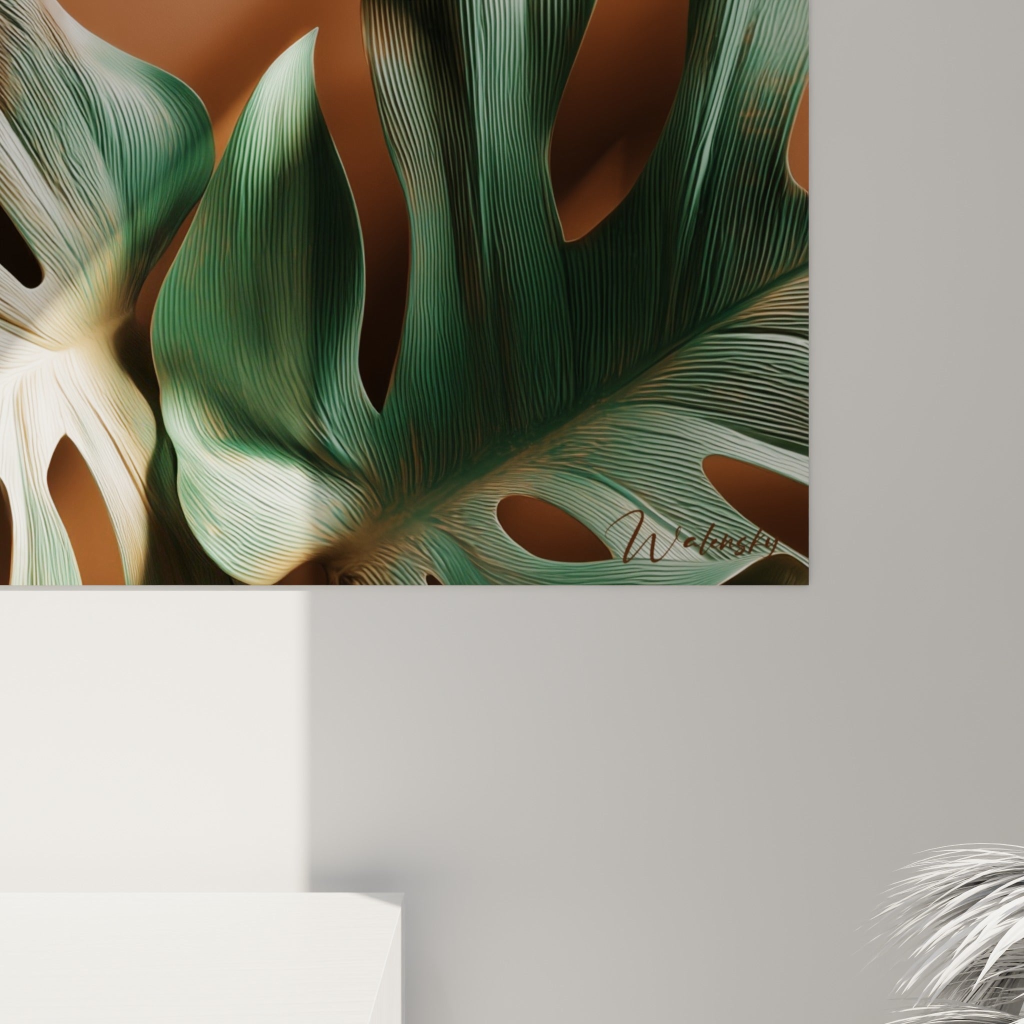 Détail des nervures dorées et vertes des feuilles de monstera, texture fine sur fond terracotta velouté