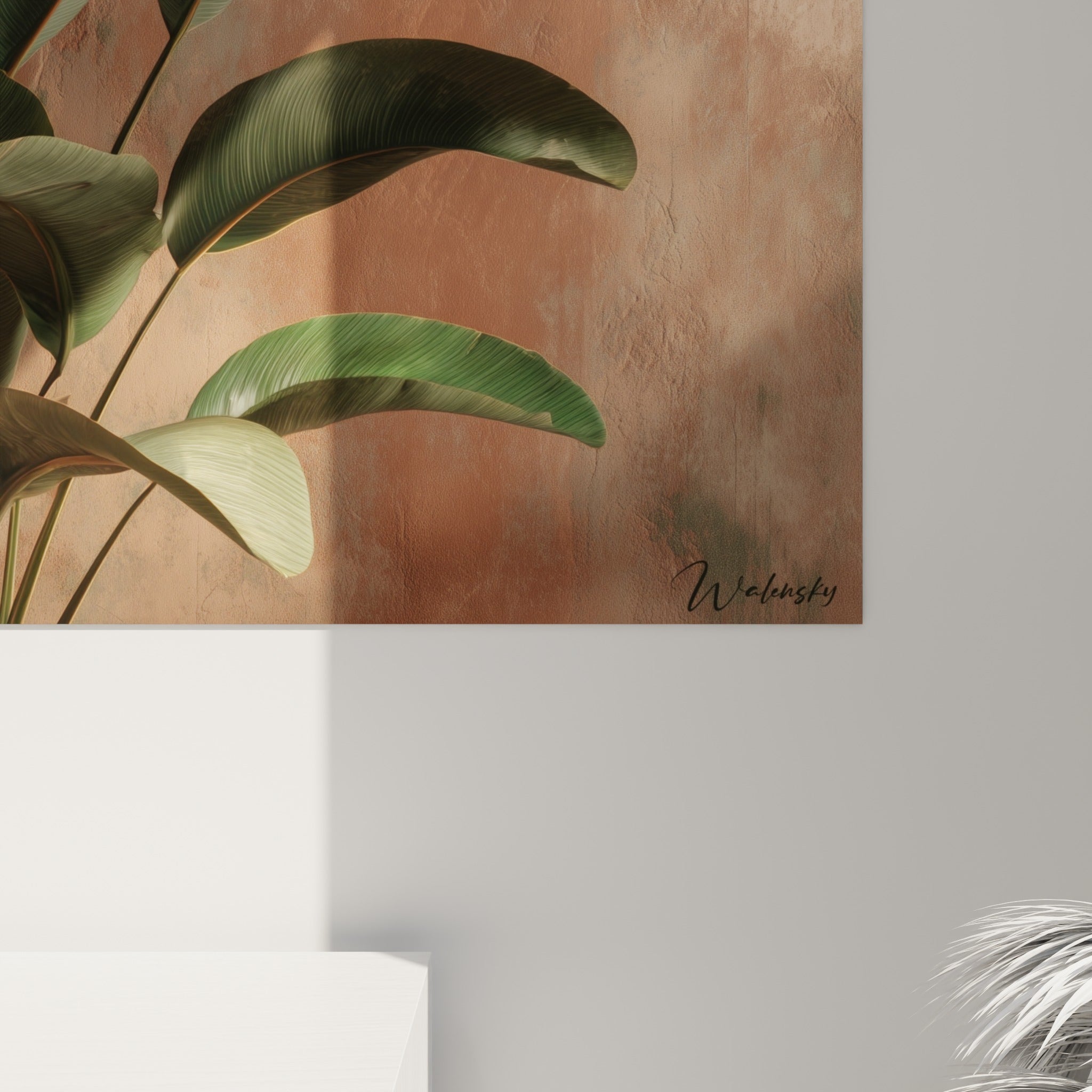 Nervures fines des feuilles vertes et texture crayeuse du mur terracotta visibles en gros plan sur la toile
