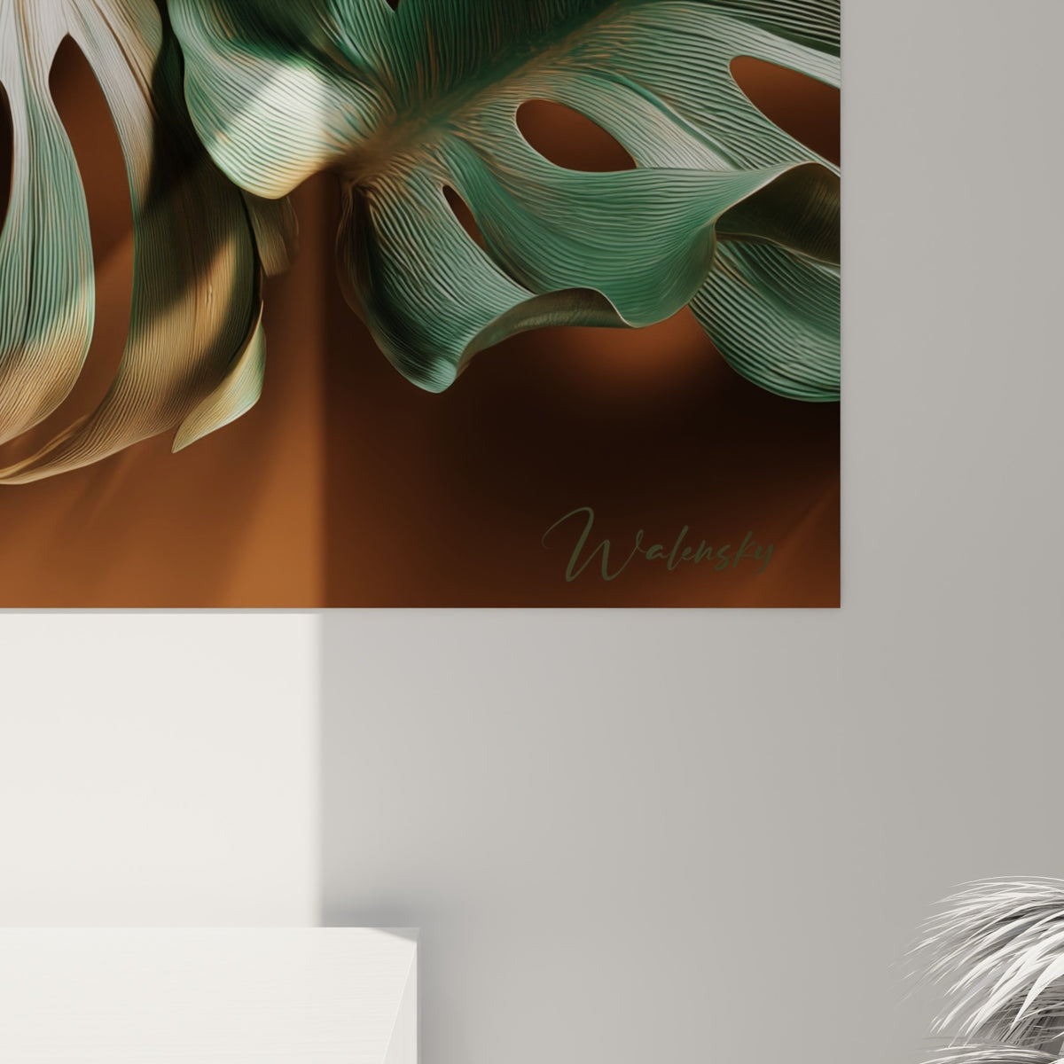 Détail des nervures d'une feuille de monstera où le vert sauge rencontre les reflets ocre et brique.