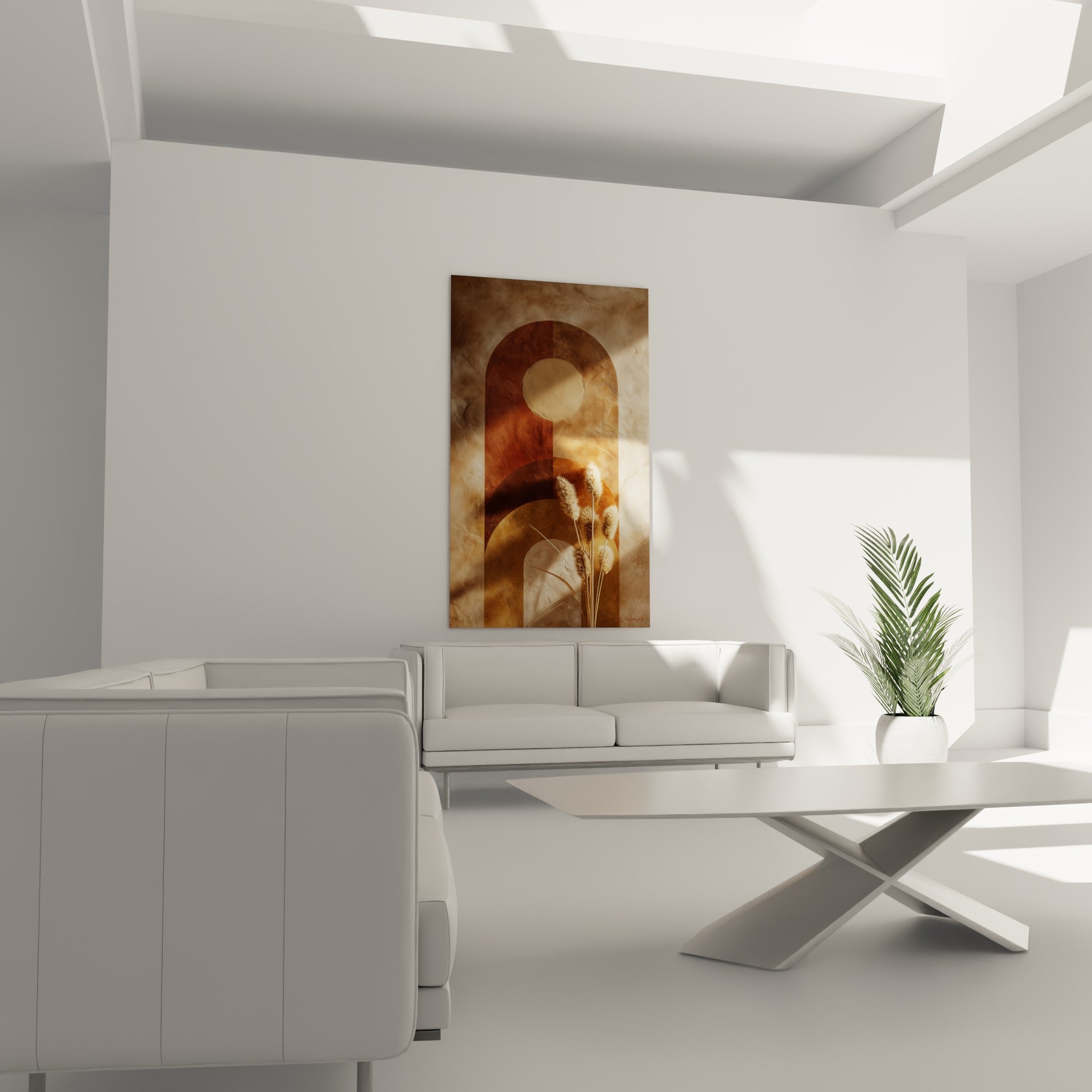 Composition minérale terracotta et beige aux épis dorés, au-dessus d'un canapé dans un salon lumineux