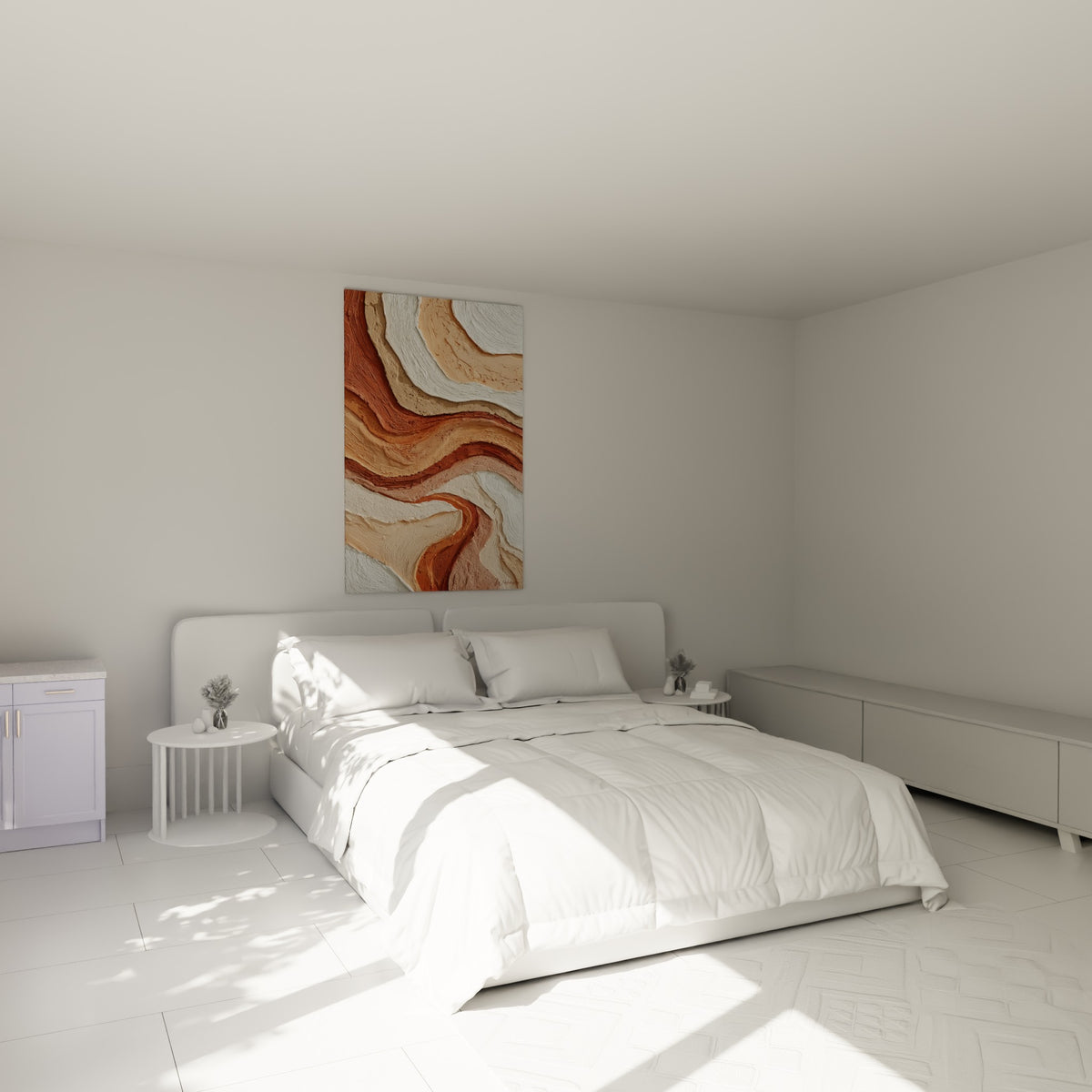 Strates ocre et blanc crème ondulant en reliefs épais, accrochées au-dessus d'un lit dans une chambre claire