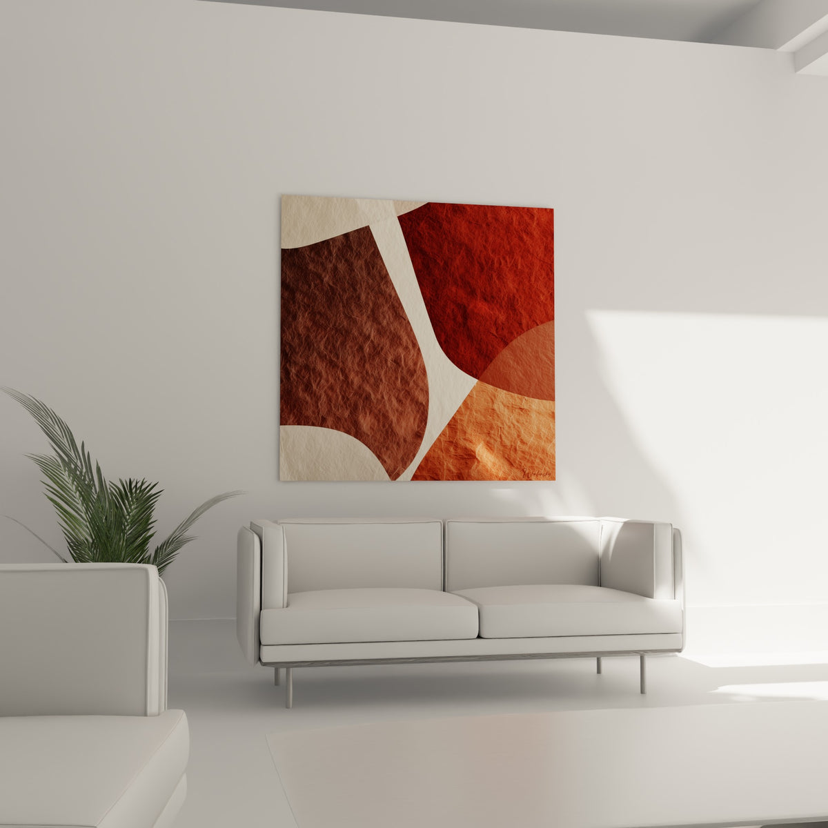 Composition abstraite ocre et rouge brique aux textures froissées, au-dessus d'un canapé dans un salon lumineux