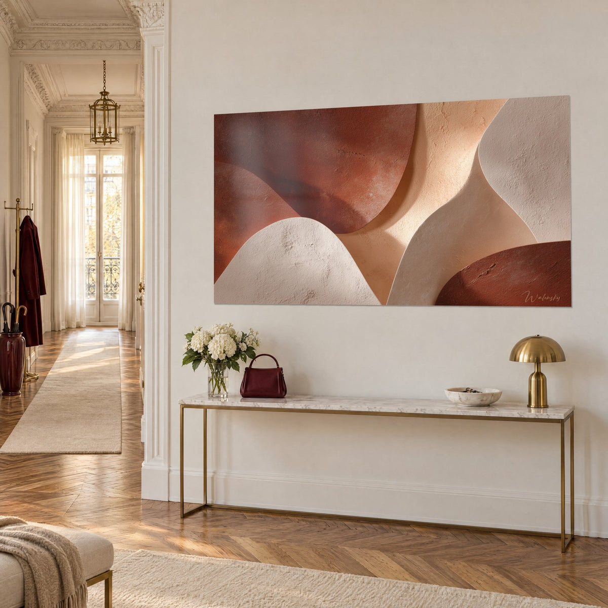 Tableau formes ondulantes terre cuite et beige rosé, ombres douces entre les galbes, console dorée dans une entrée haussmannienne