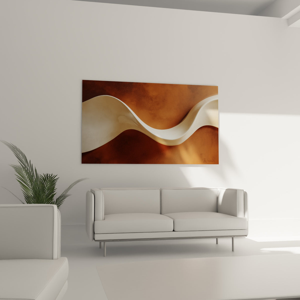 Forme sinueuse ivoire contrastant avec un fond ocre brûlé, au-dessus d'un canapé dans un salon lumineux