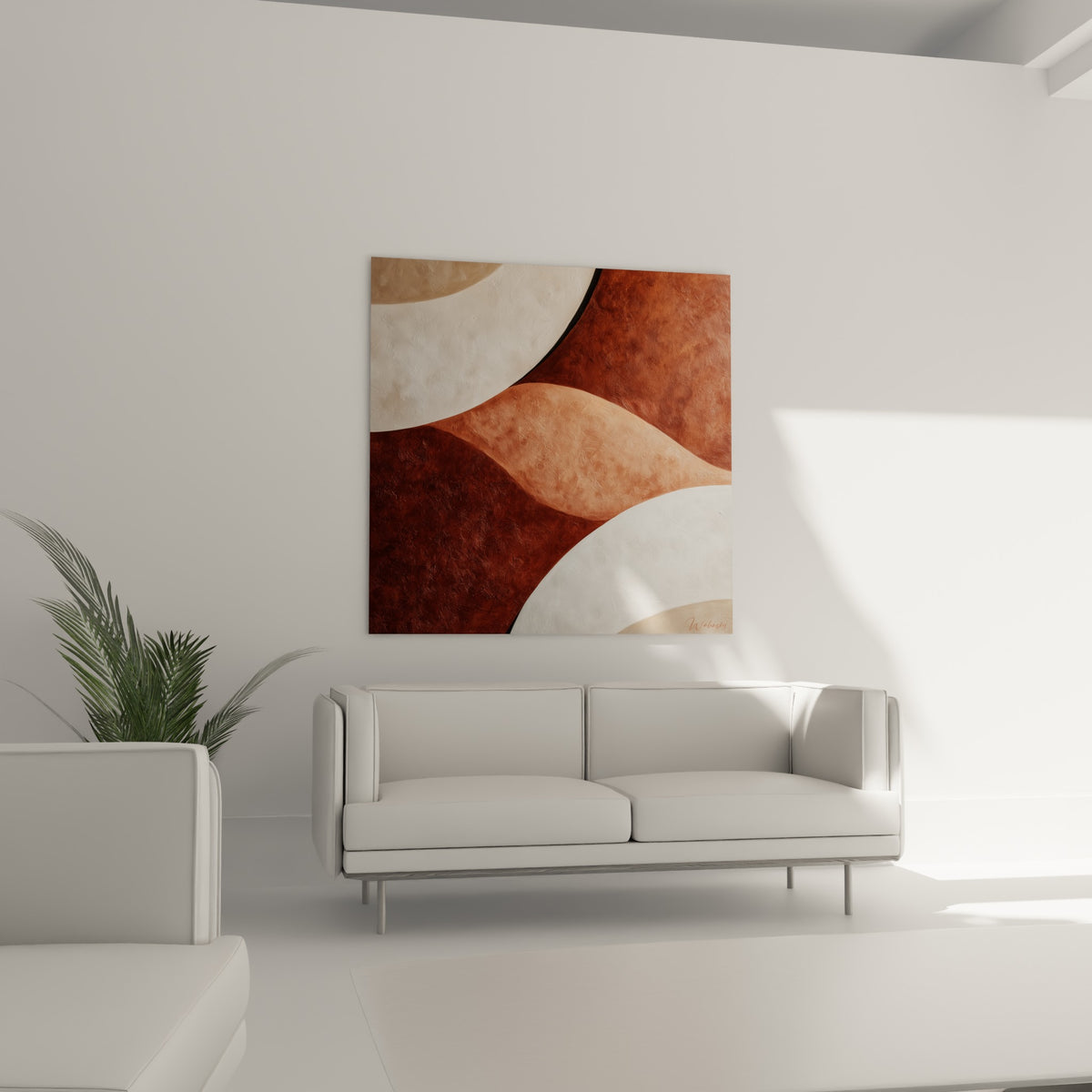 Ondulations cuivrées et blanches de ce tableau terracotta accrochées au-dessus d'un canapé dans un salon lumineux