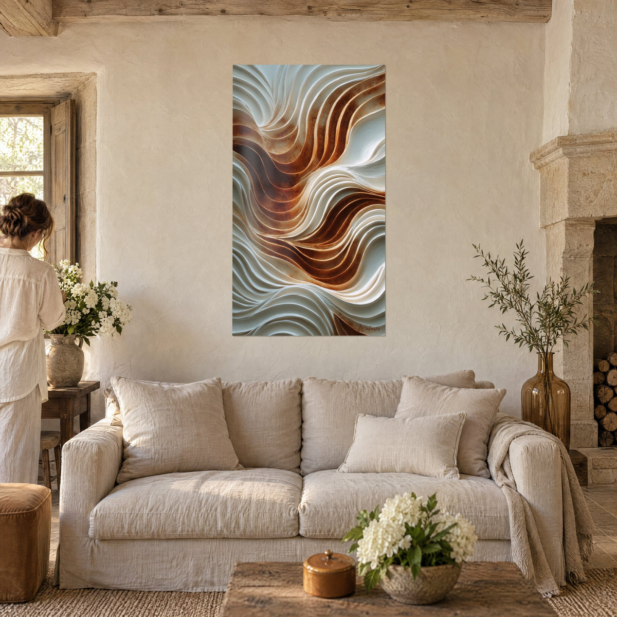 Schilderij met golvende reliëfs in crème- en roestkleurige strepen, lichte draaikolk in het midden, boven een bank in een lichte woonkamer