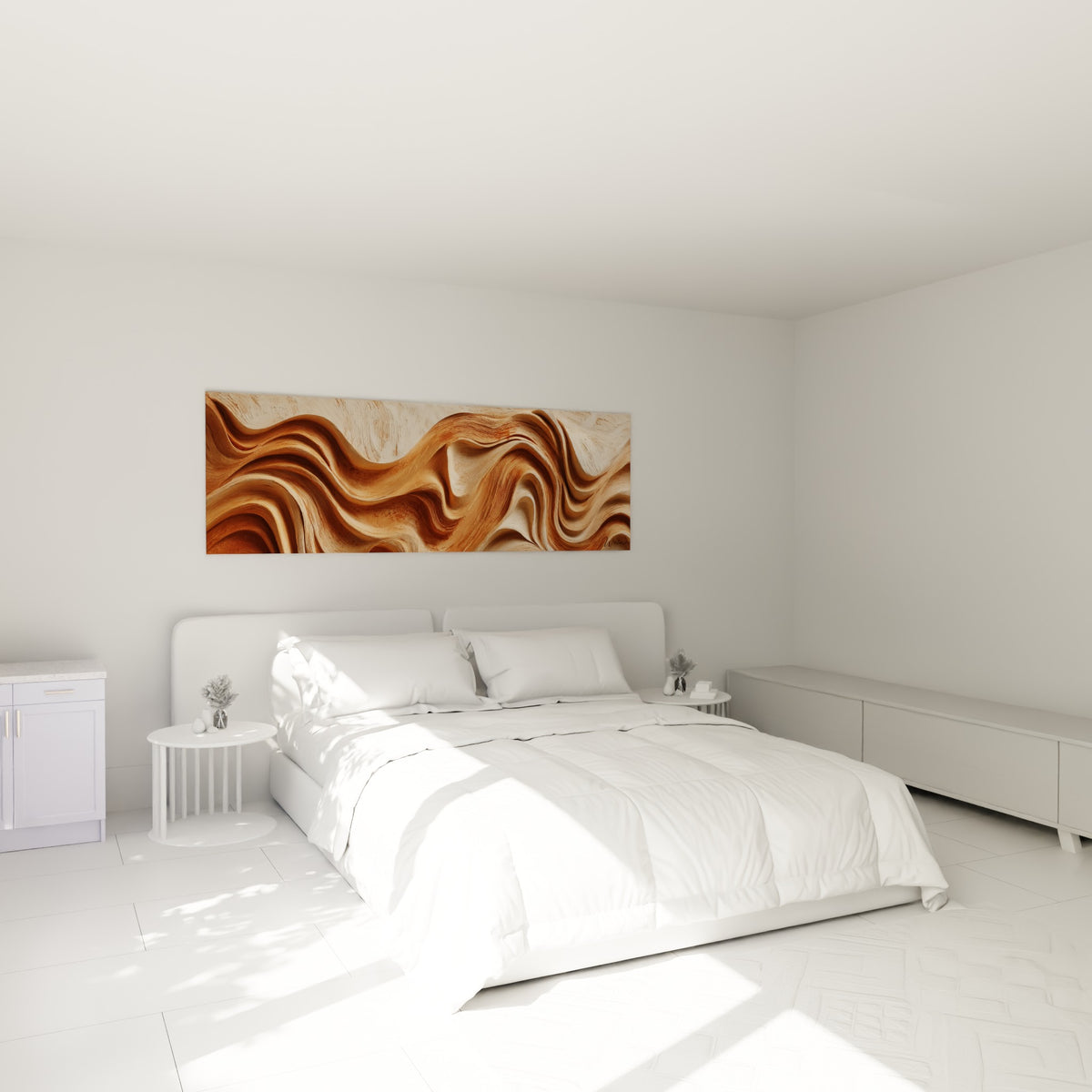 Ondulations ocre et crème sculptées avec relief, accrochées au-dessus d'un lit dans une chambre claire.