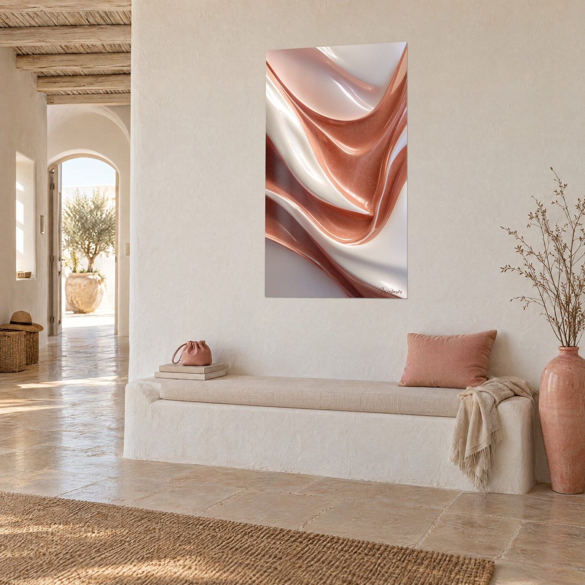Tableau drapé satiné ivoire aux creux cuivrés, reflets nacrés, accroché sur un mur blanc près d'une banquette
