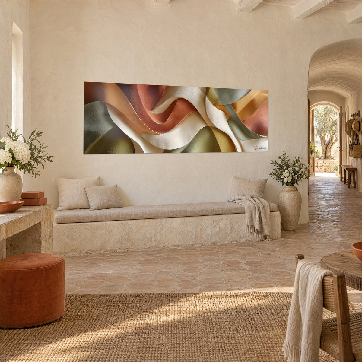 Quadro di nastri intrecciati in ocra e terracotta dalle ondulazioni scolpite, su una parete color crema di fronte a una panca in pietra del casale provenzale