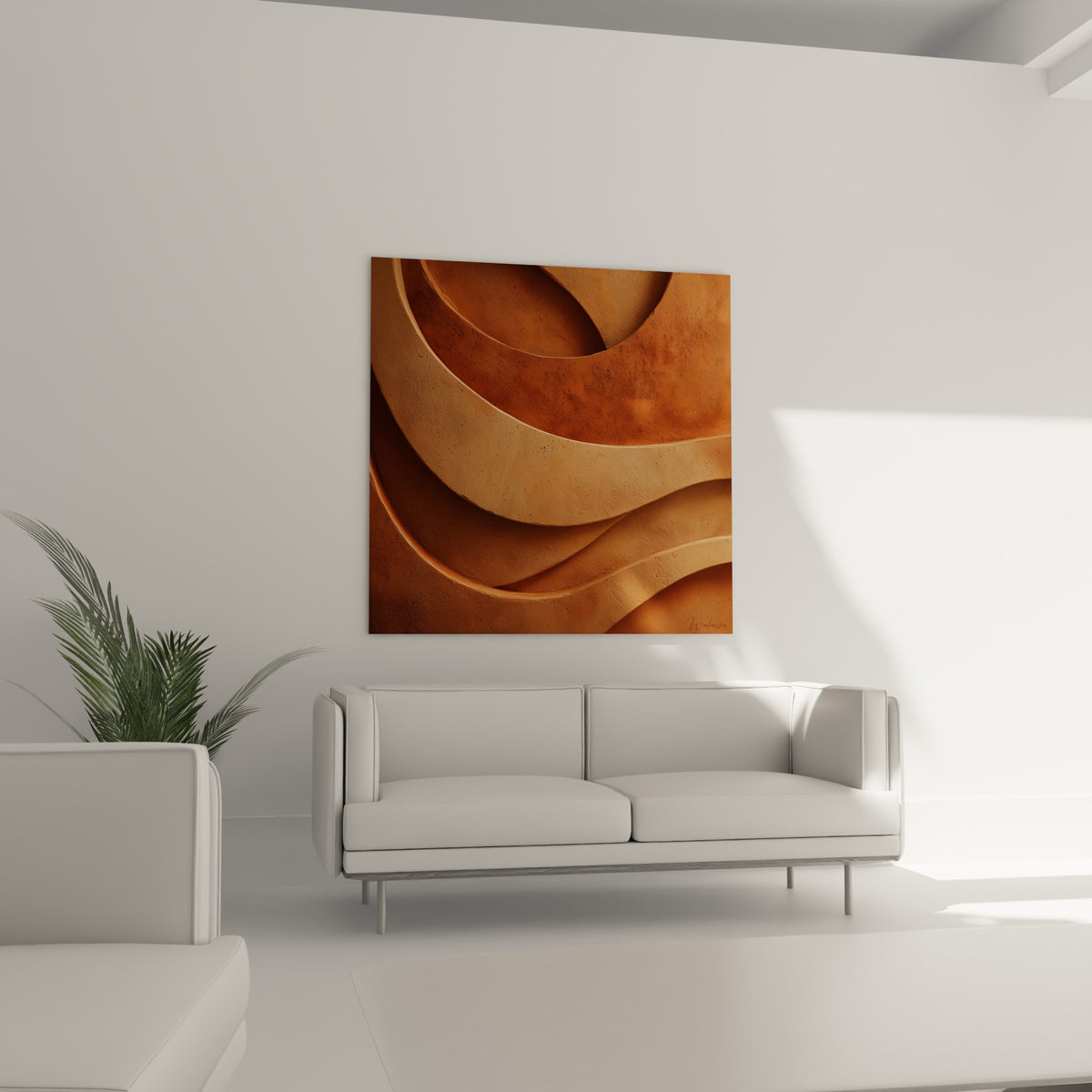 Formes ondulantes terracotta et sable au-dessus d'un canapé dans un salon lumineux