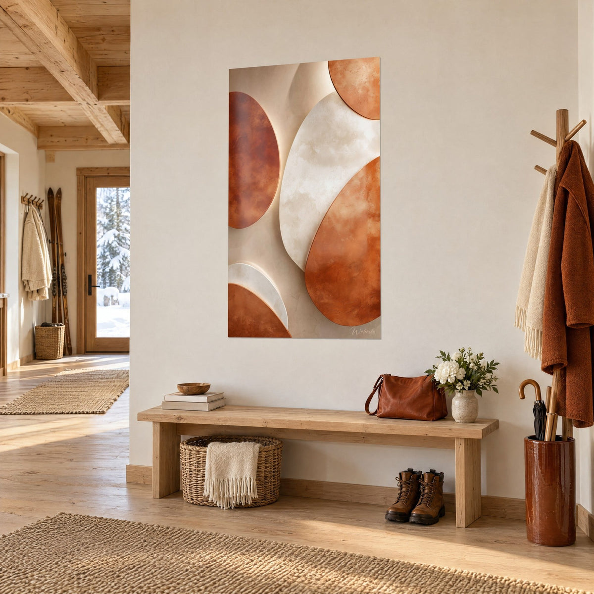 Schilderij met reusachtige koperkleurige kiezelstenen en crèmekleurig zand, verticaal op een lichte muur, houten chalet-ingang met houten bank