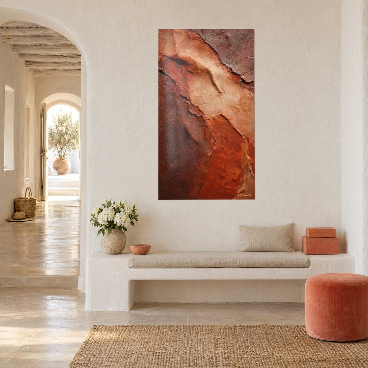 Quadro roccia ancestrale in rilievo, vena crema tra lastre terracotta e marroni, inquadratura a tre quarti accanto a una panca bianca