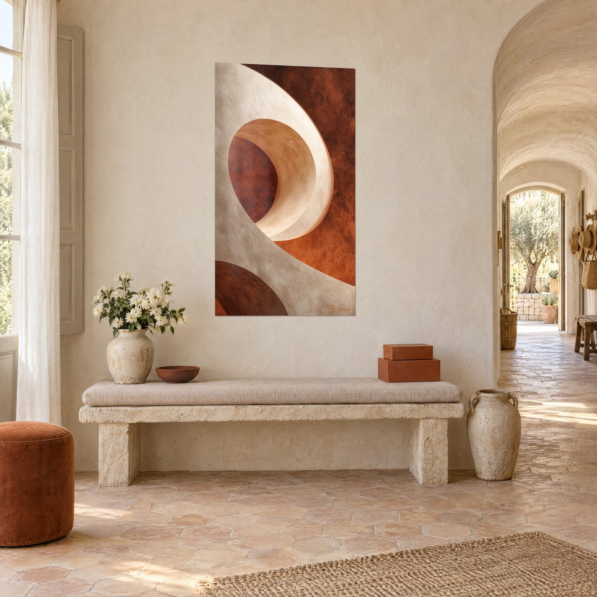 Tableau volute enroulée beige sable sur fond rouille granuleux, cadré en trois-quarts au-dessus d'un banc de pierre, mas provençal