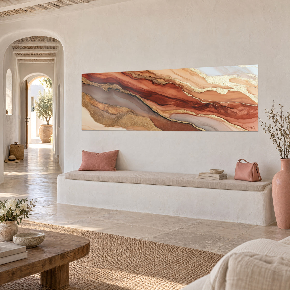 Gemälde mit Tintenschichten in Terrakotta und Goldglitzer auf cremefarbenem Grund, Schrägansicht, Steinbank, mediterranes Haus
