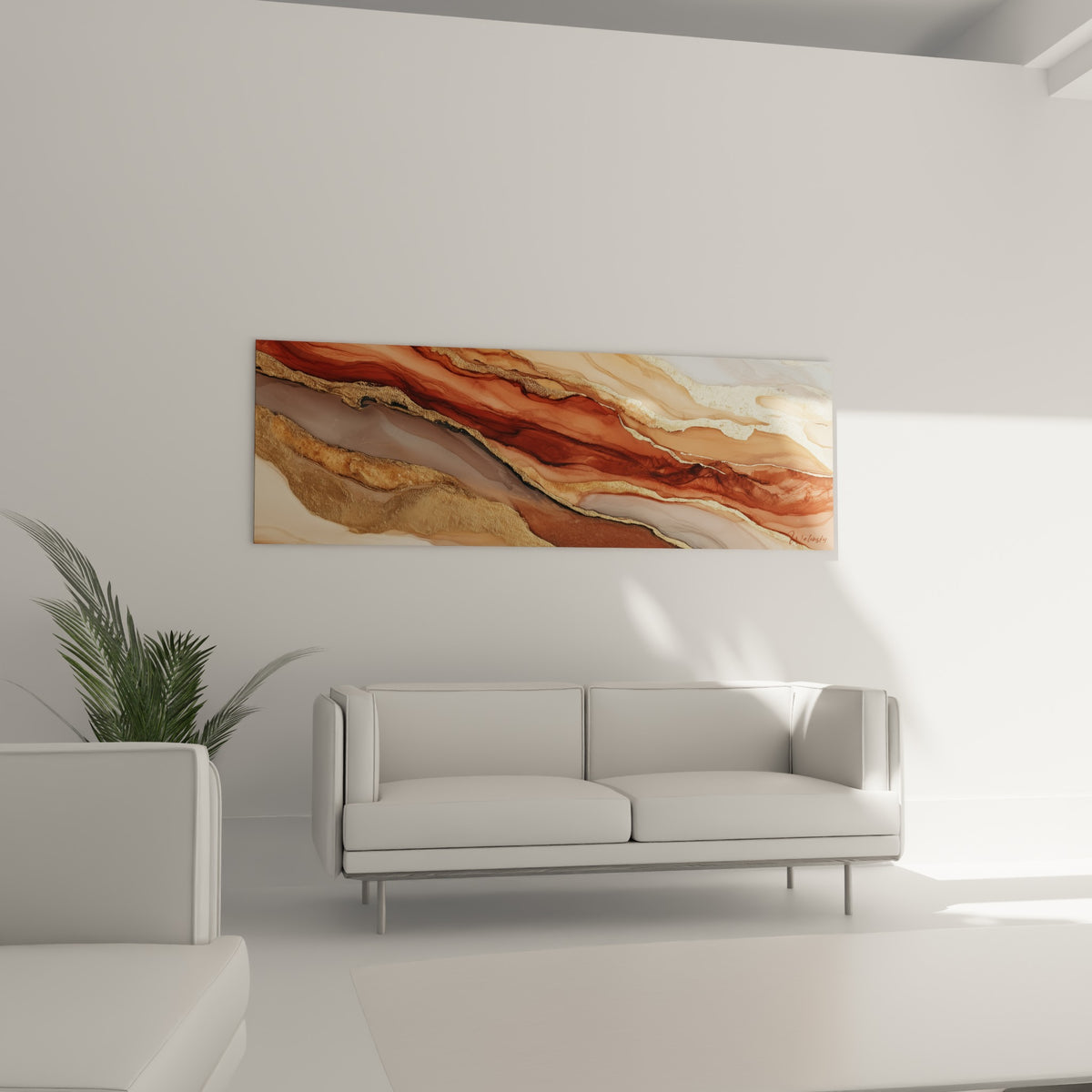 Coulées ocre et dorées structurant un tableau abstrait accroché au-dessus d'un canapé dans un salon lumineux