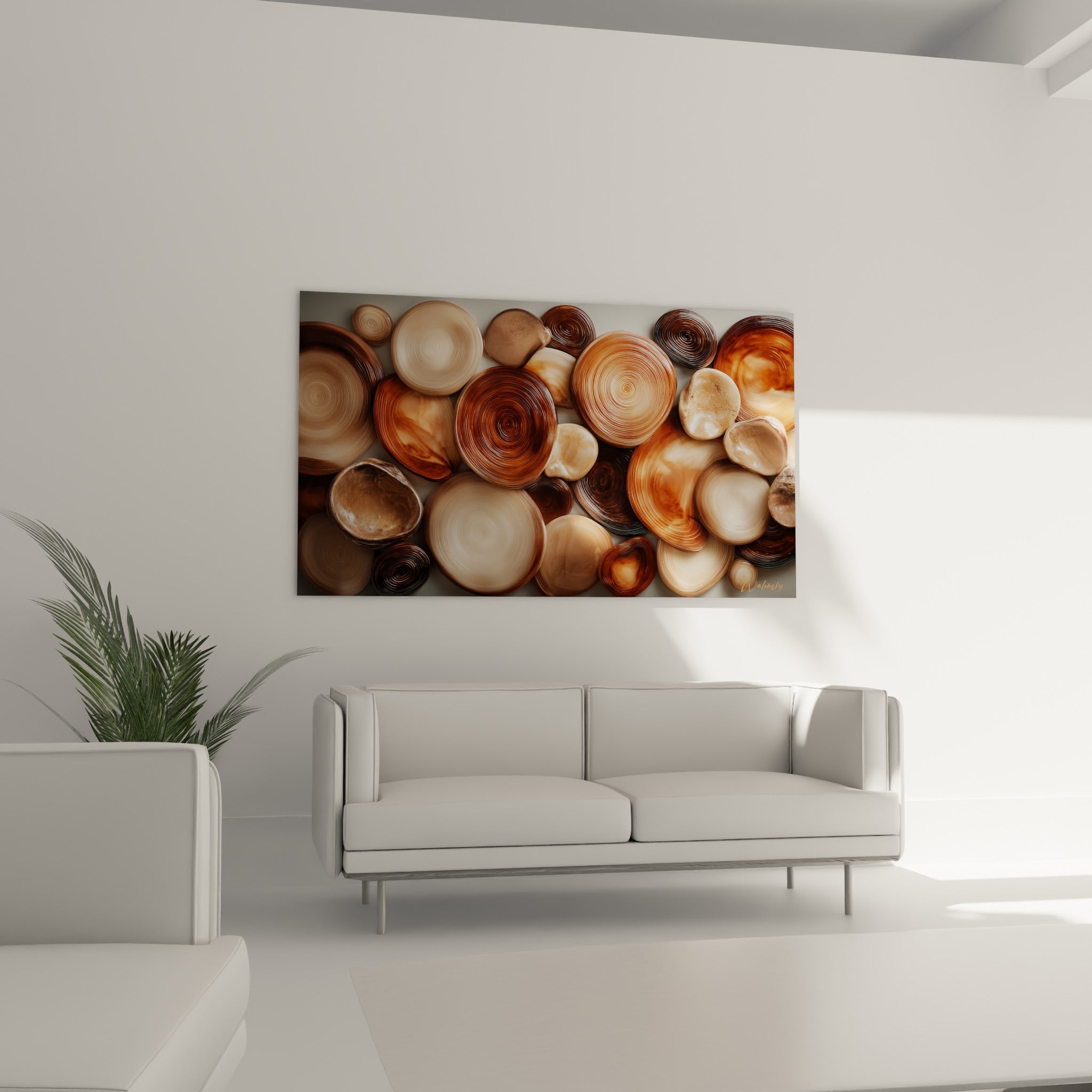 Composition de pierres brunes et cuivrées aux textures polies suspendue au-dessus d'un canapé dans un salon lumineux