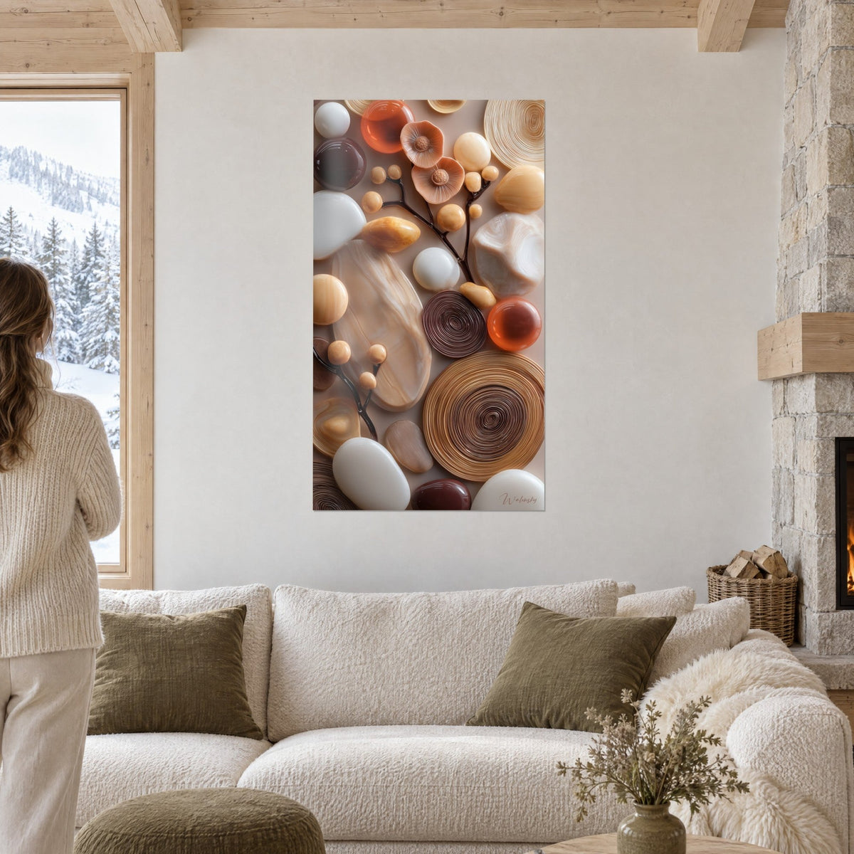 Gemälde Kieselsteine in Ocker und Weiß mit kupferfarbenen Spiralen, Schokoladenbraun, eine Frau von hinten, über einem Sofa in einem hellen Wohnzimmer
