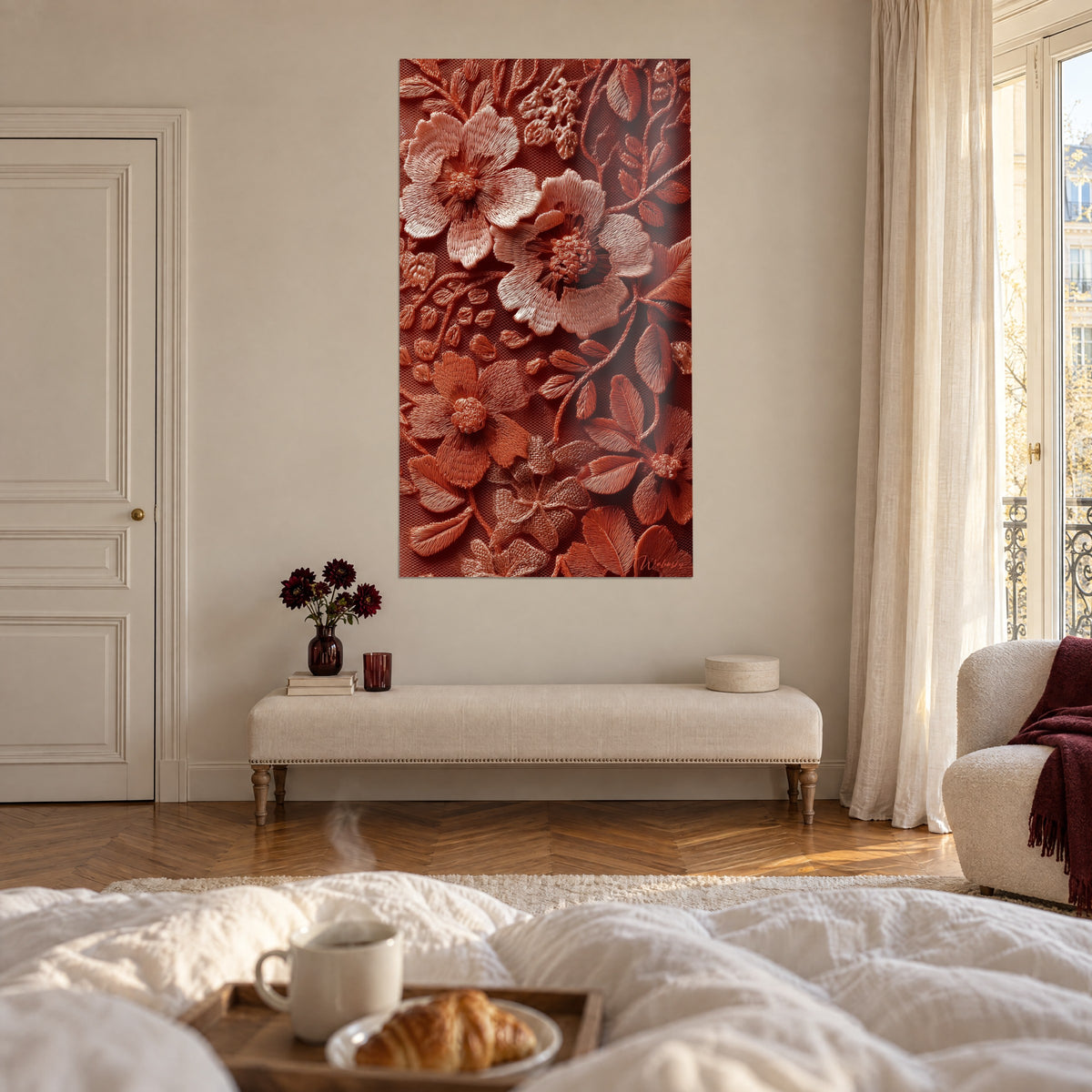 Quadro con un bouquet di peonie ricamate rosa cipria e fogliame color mattone in fili lucidi, sopra un letto in una camera luminosa