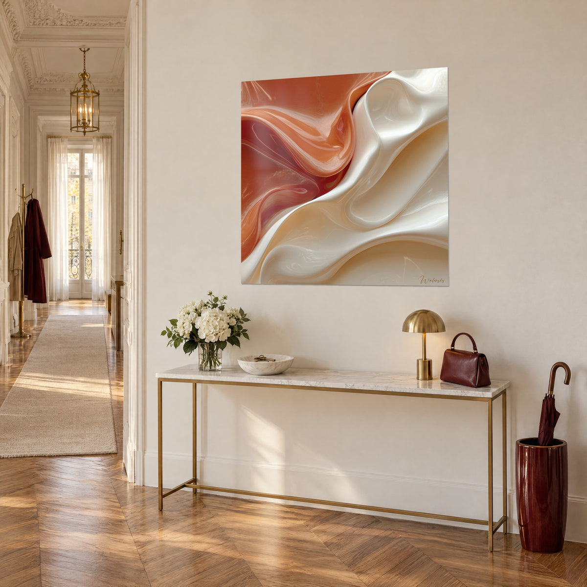 Schilderij met golvingen van roestkleurige en ivoorkleurige lak, op een vergulde console in de hal van een Haussmann-appartement