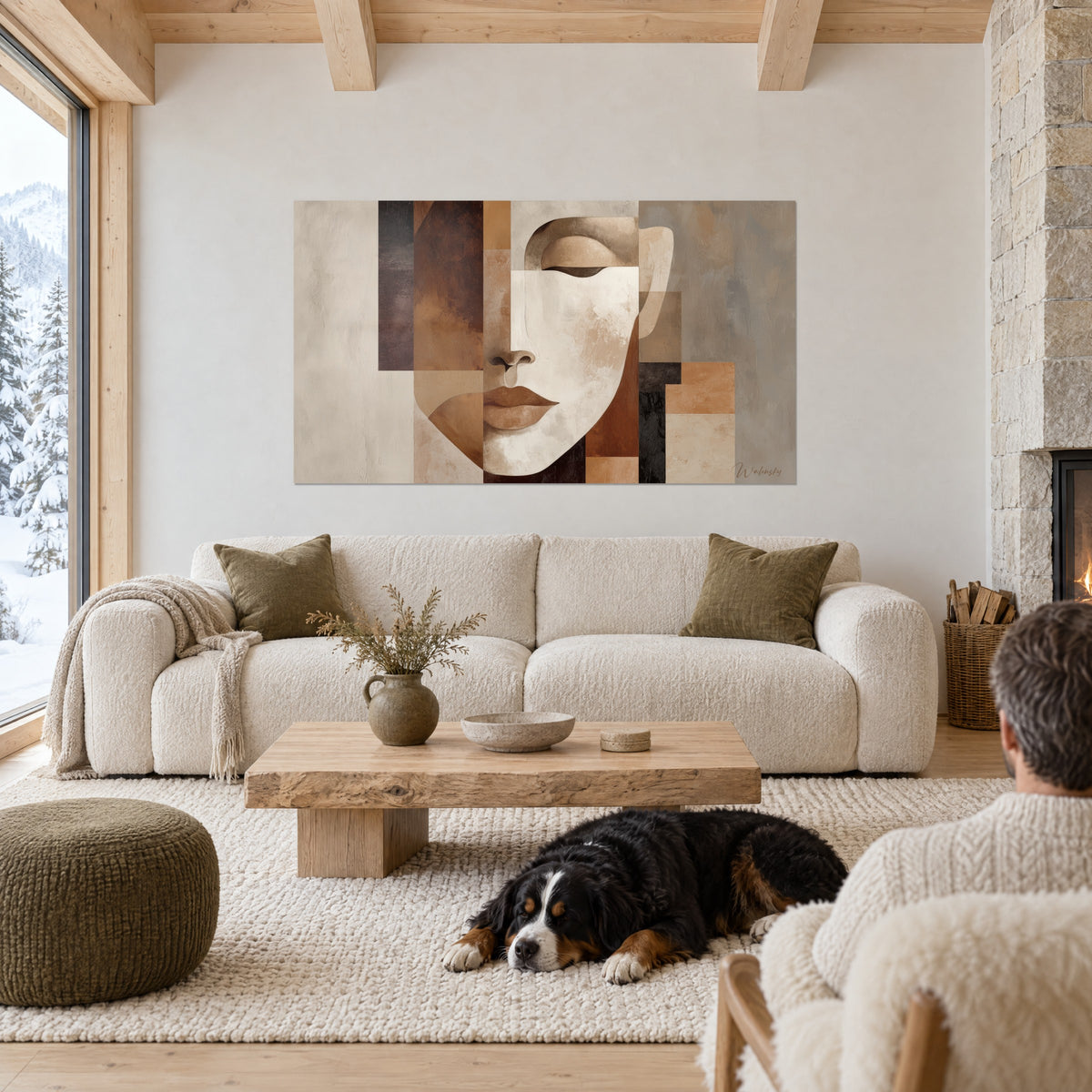 Tableau visage géométrique aux blocs ocre et bruns, front sculpté ivoire, mis en valeur dans un chalet au-dessus d'un canapé dans un salon lumineux