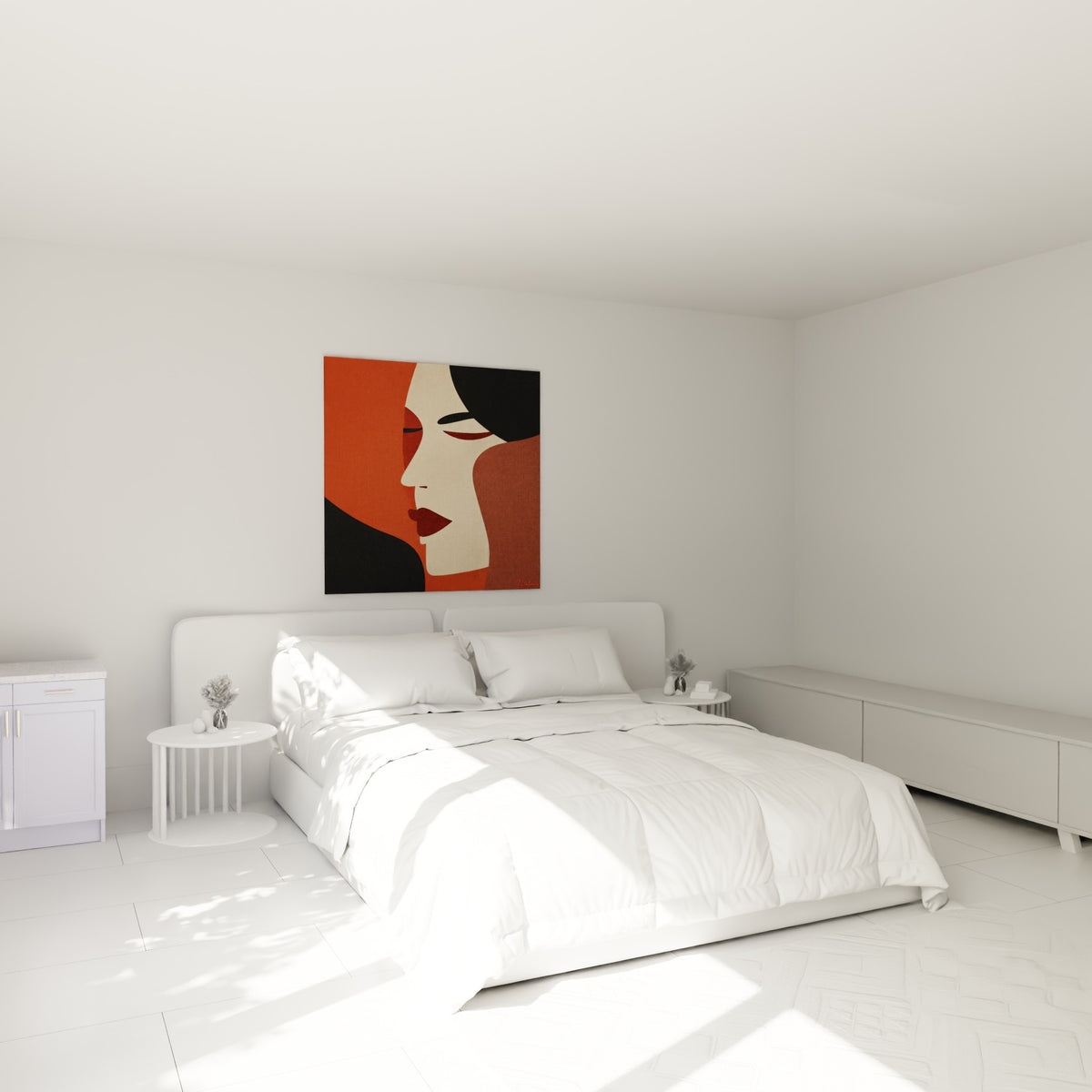 Visage stylisé ocre et anthracite aux lèvres rouge foncé, accroché au-dessus d'un lit dans une chambre claire