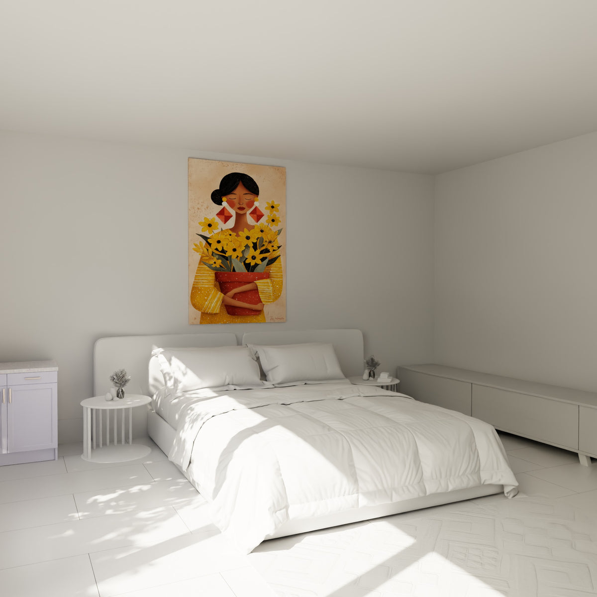 Portrait d'une femme au bouquet de fleurs jaunes et pot terracotta, accroché au-dessus d'un lit dans une chambre claire
