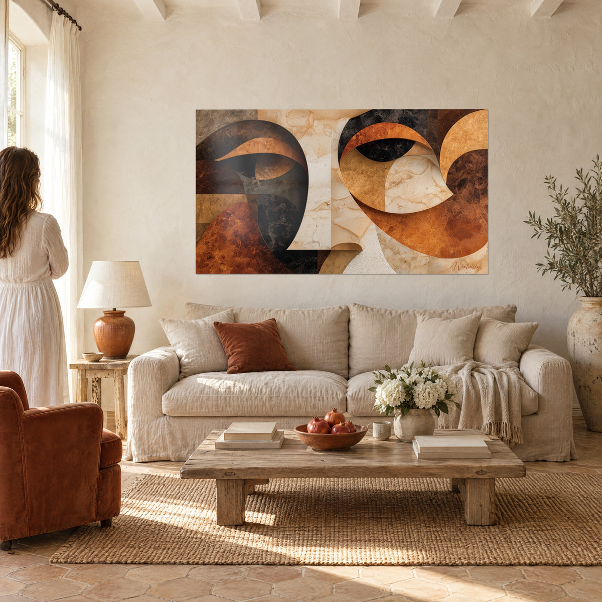 Tableau visage abstrait en arcs ocre et anthracite, marbrures beige crème, au-dessus d'un canapé dans un salon lumineux